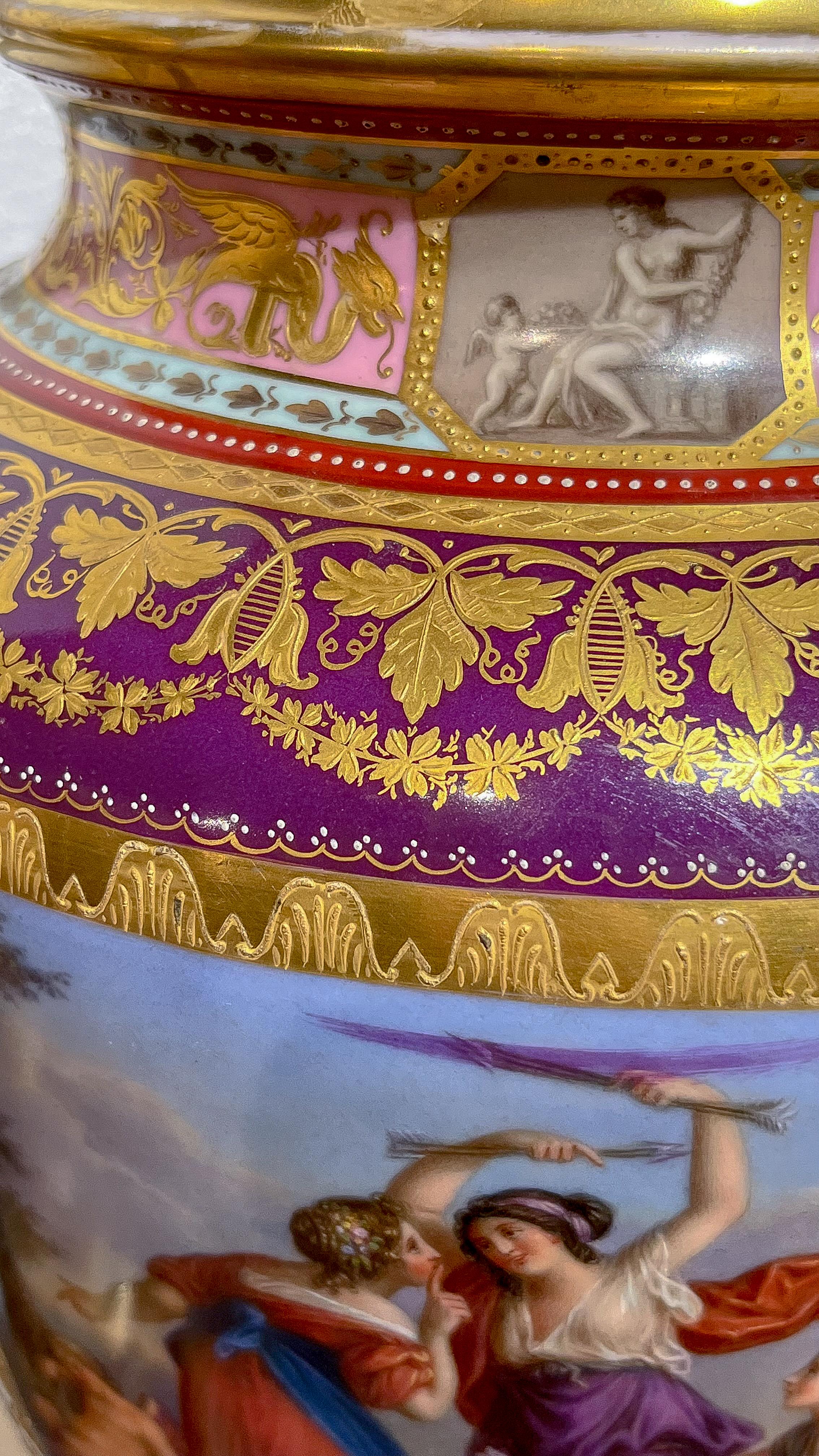 A  Ein Paar vergoldete Royal Vienna-Vasen mit Deckel aus vergoldetem Porzellan im Zustand „Gut“ im Angebot in New York, NY