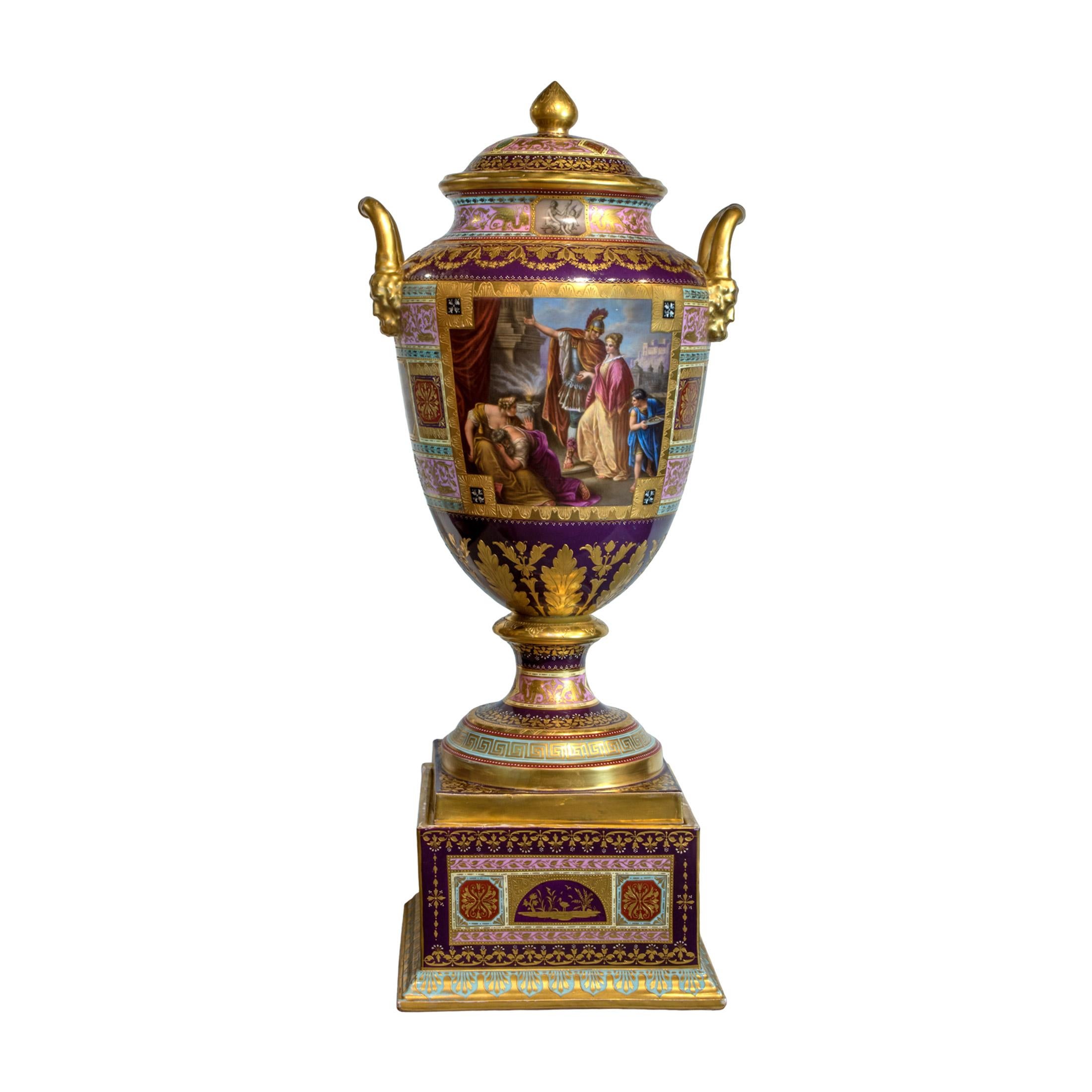 Baroque A  Paire de vases couverts en porcelaine dorée Royal Vienna Porcelain en vente