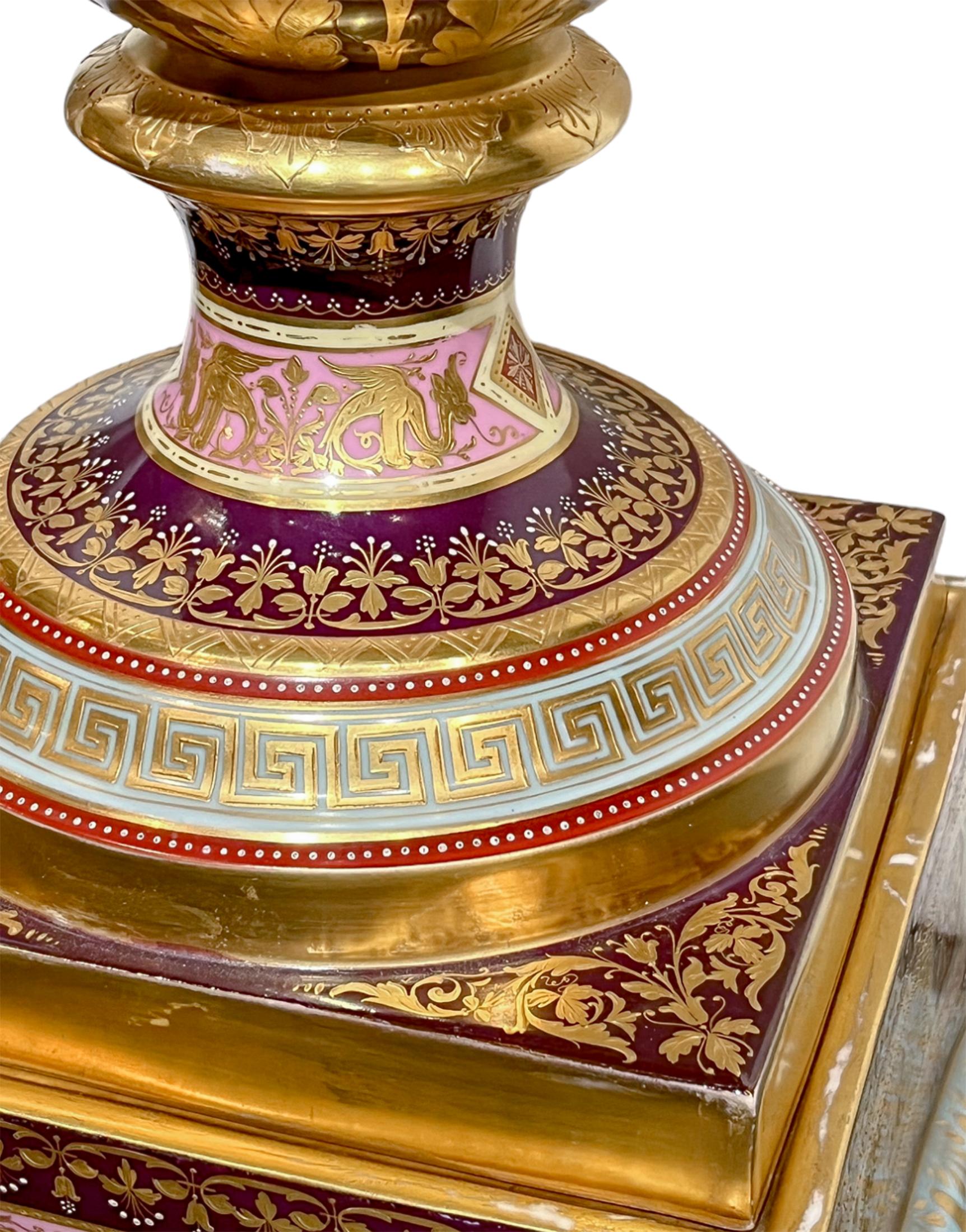 A  Ein Paar vergoldete Royal Vienna-Vasen mit Deckel aus vergoldetem Porzellan im Angebot 1
