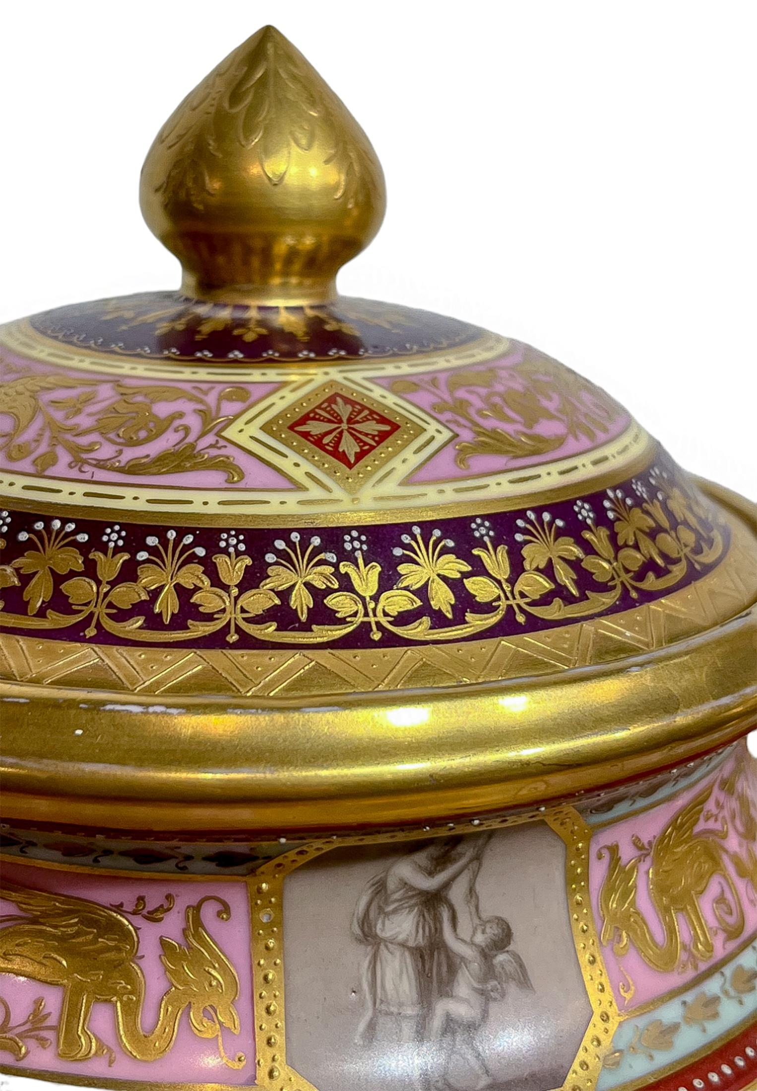 A  Paire de vases couverts en porcelaine dorée Royal Vienna Porcelain en vente 1