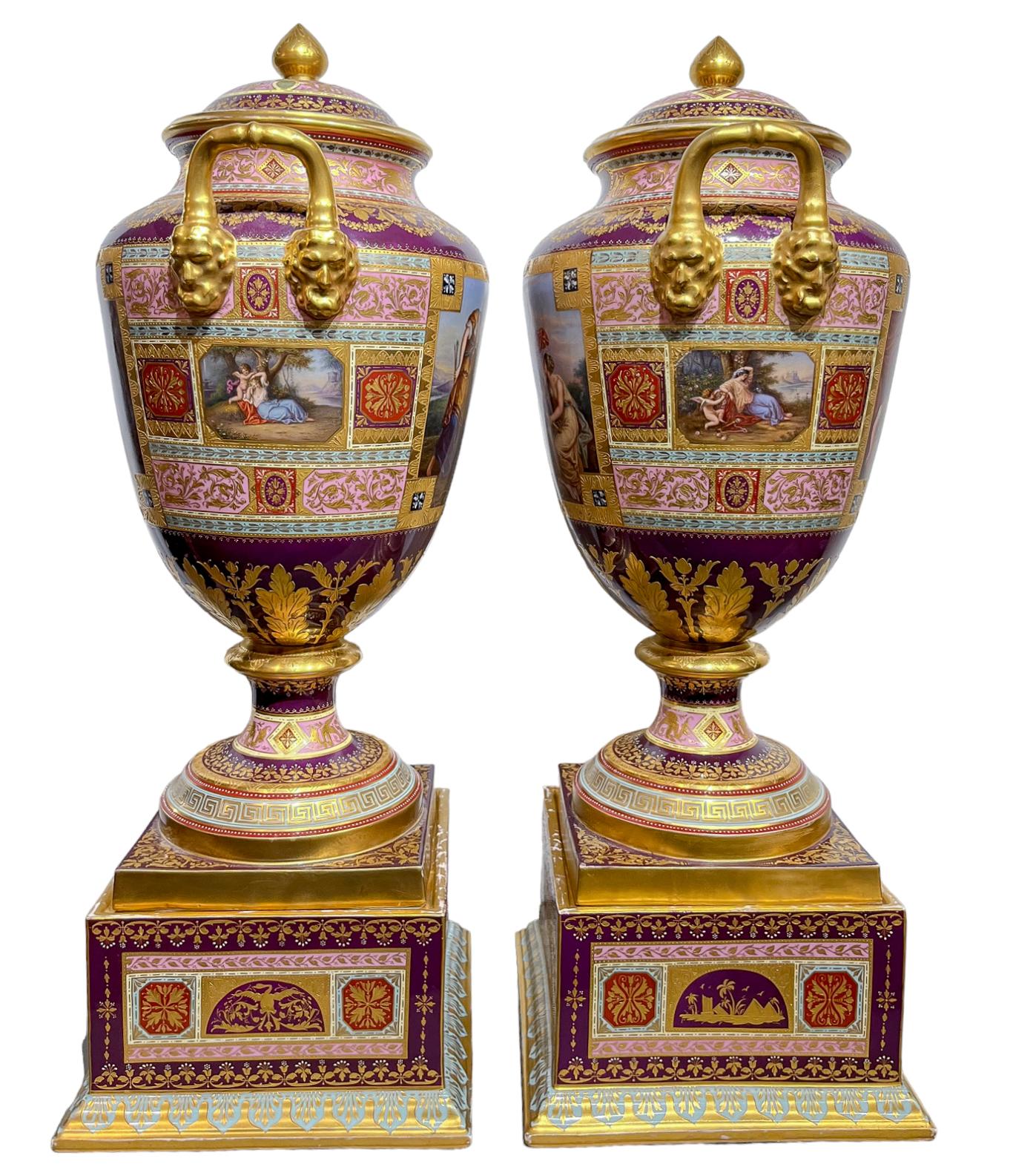 Peint à la main A  Paire de vases couverts en porcelaine dorée Royal Vienna Porcelain en vente