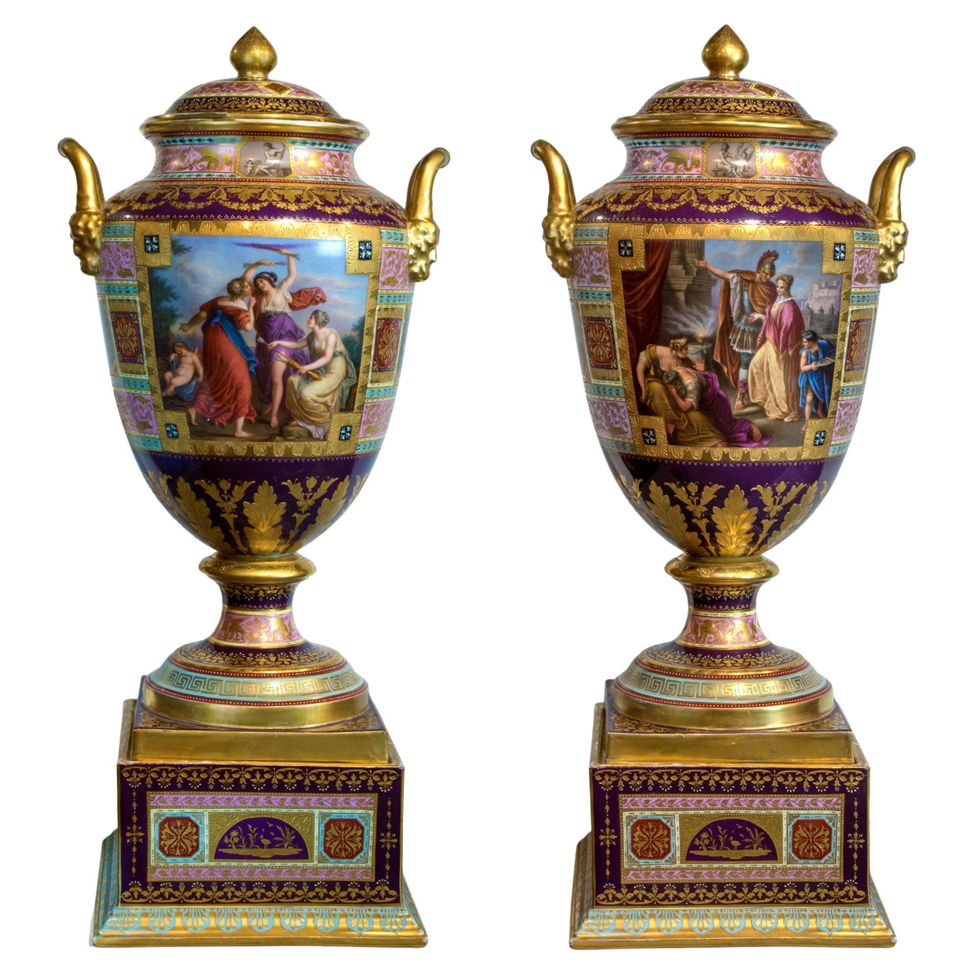 A  Ein Paar vergoldete Royal Vienna-Vasen mit Deckel aus vergoldetem Porzellan