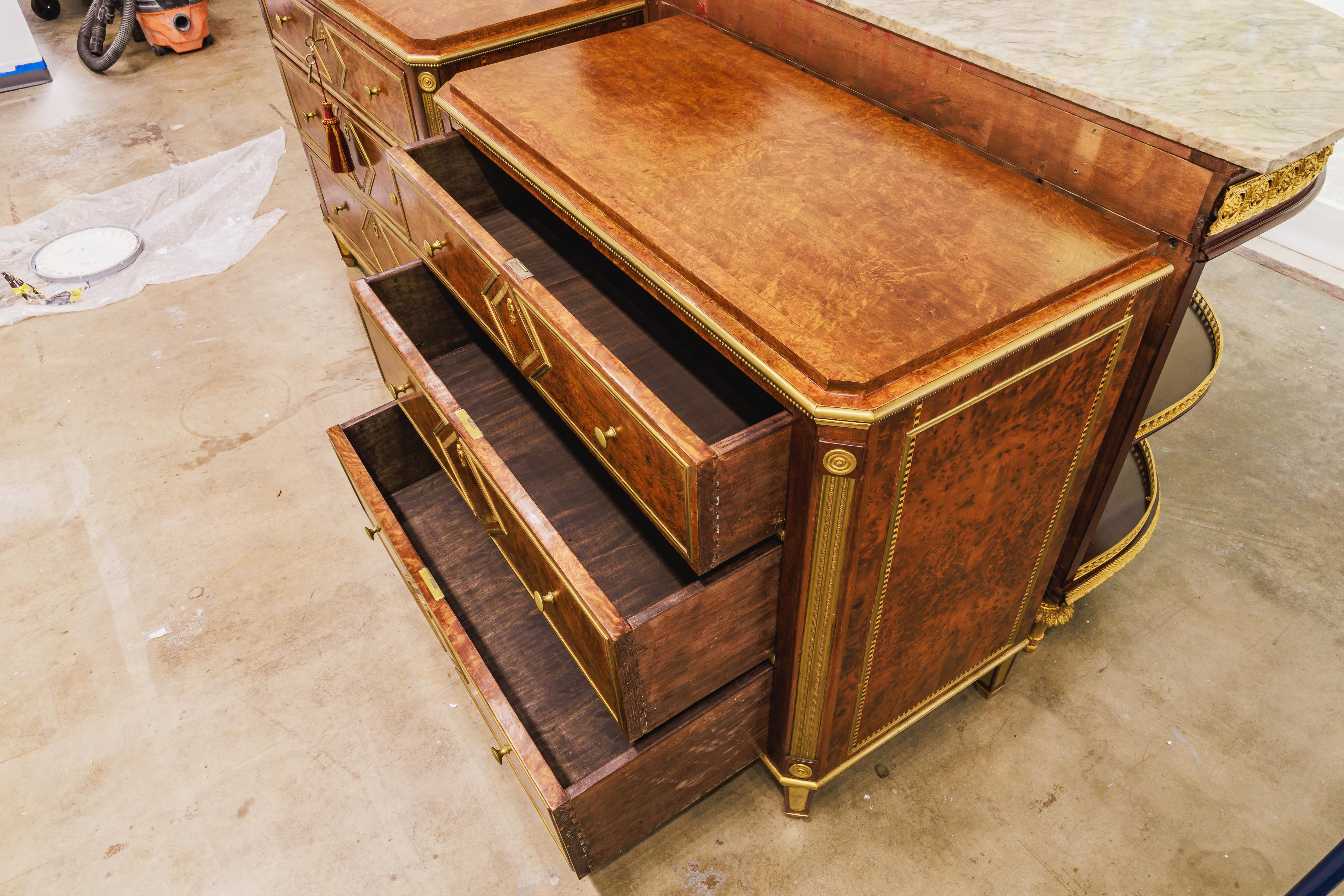 A fine pair of Russian light mahogany and brass inlayed commodes In Good Condition For Sale In Dallas, TX