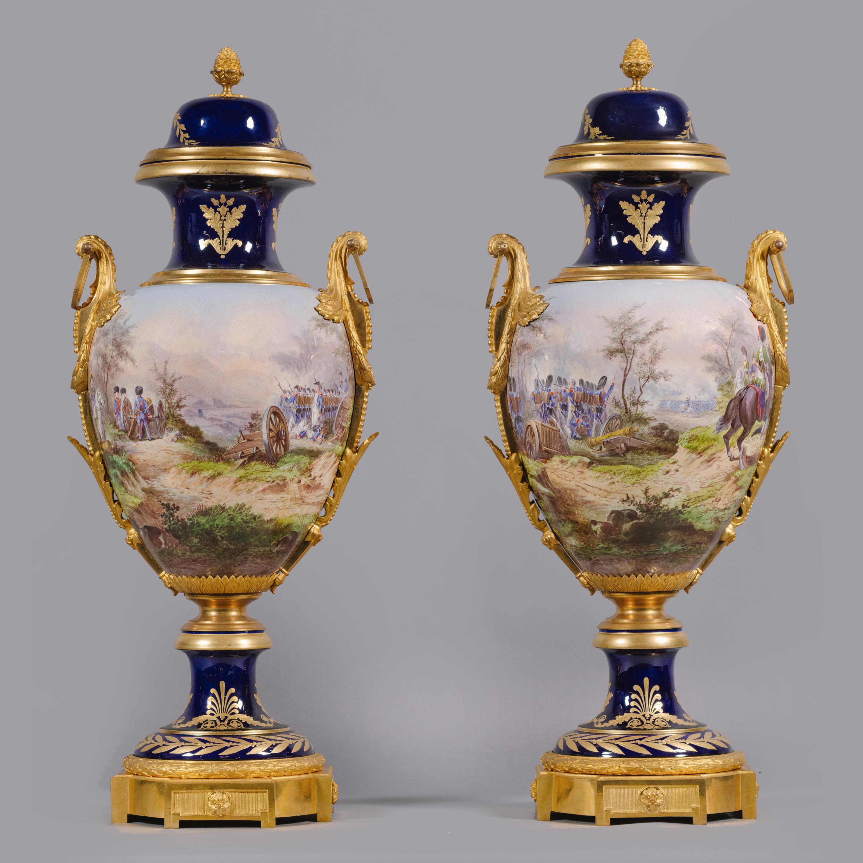 Paire de vases napoléoniens en porcelaine à fond bleu de cobalt, montés en bronze doré, de style Sèvres.

Signé par l'artiste 'H. Desprez Sèvres'.

Chaque vase est de forme ovoïde inversée, finement peint sur toute sa surface de scènes de