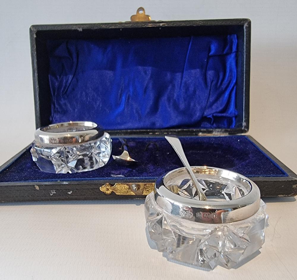 Ein feines Paar Salz- und Pfeffertöpfe aus Silber und geschliffenem Glas mit Löffeln in Originalverpackung im Zustand „Gut“ im Angebot in London, GB