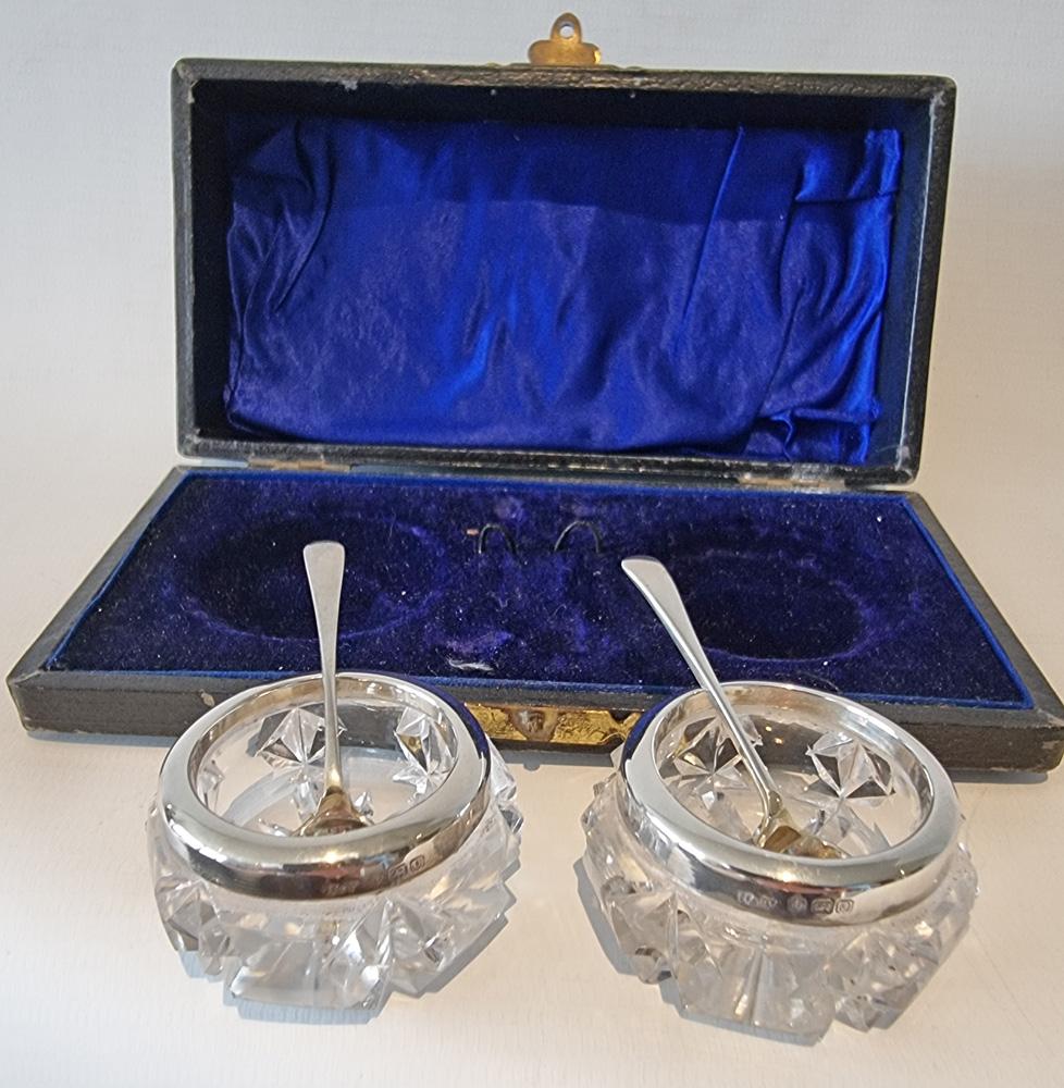 Ein feines Paar Salz- und Pfeffertöpfe aus Silber und geschliffenem Glas mit Löffeln in Originalverpackung (Frühes 20. Jahrhundert) im Angebot