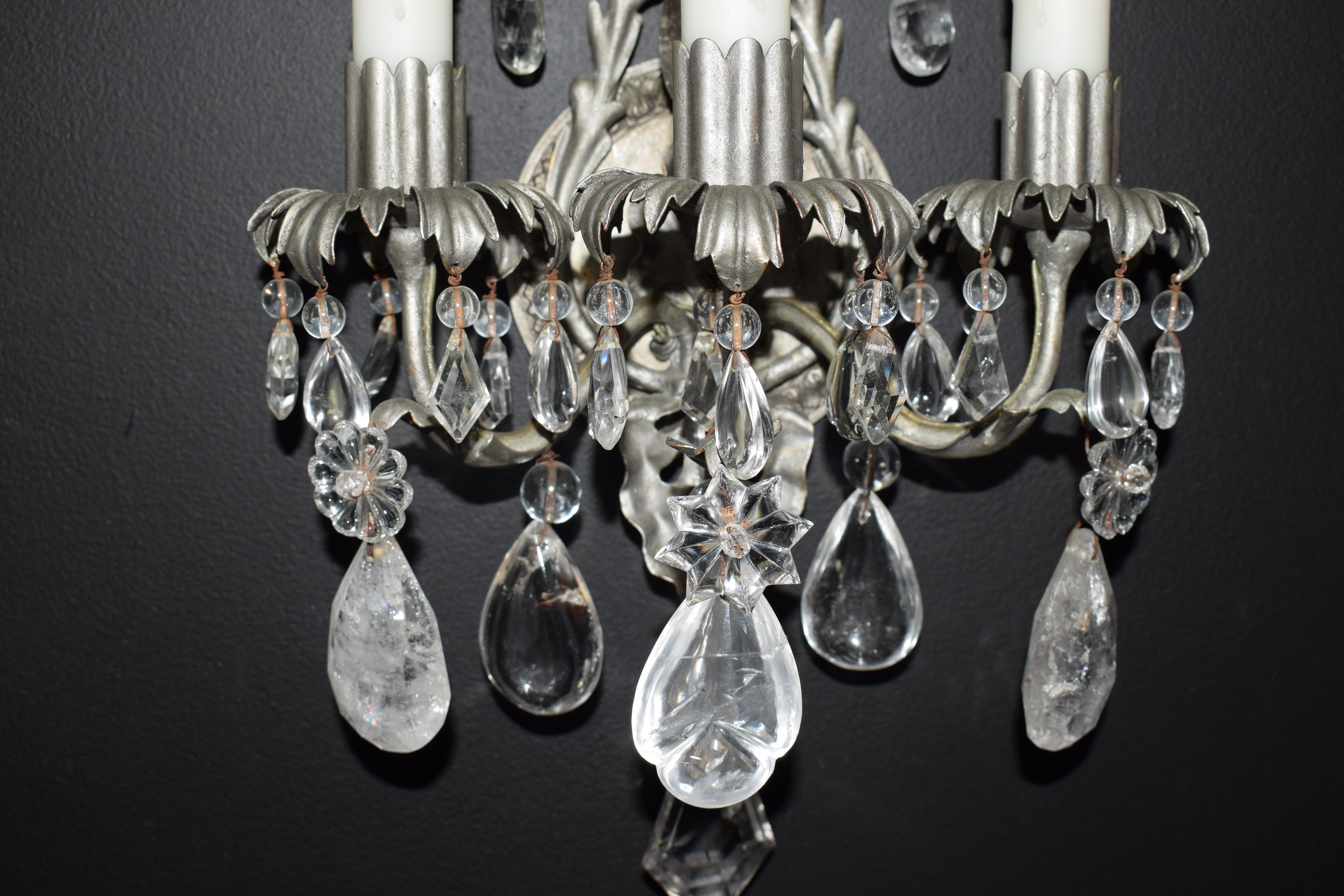 Feines Paar Wandleuchter aus versilbertem Kristall und Bergkristall (Mitte des 20. Jahrhunderts) im Angebot