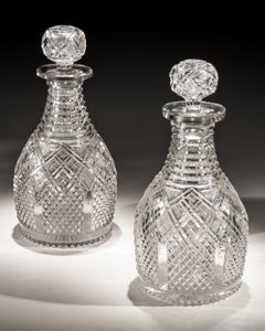 Paire de carafes Magnum Regency en verre taillé à gradins et à panneaux en forme de diamant