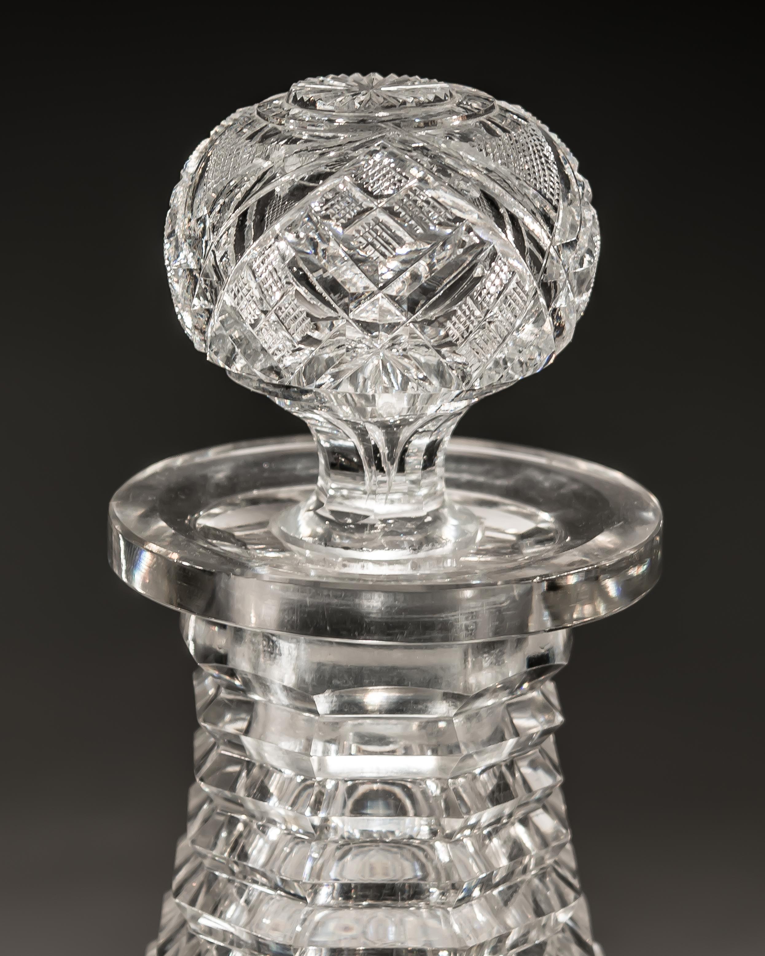 Feines Paar gestufter und diamantbesetzter Magnum-Regency-Dekanter aus Glas (Europäisch) im Angebot