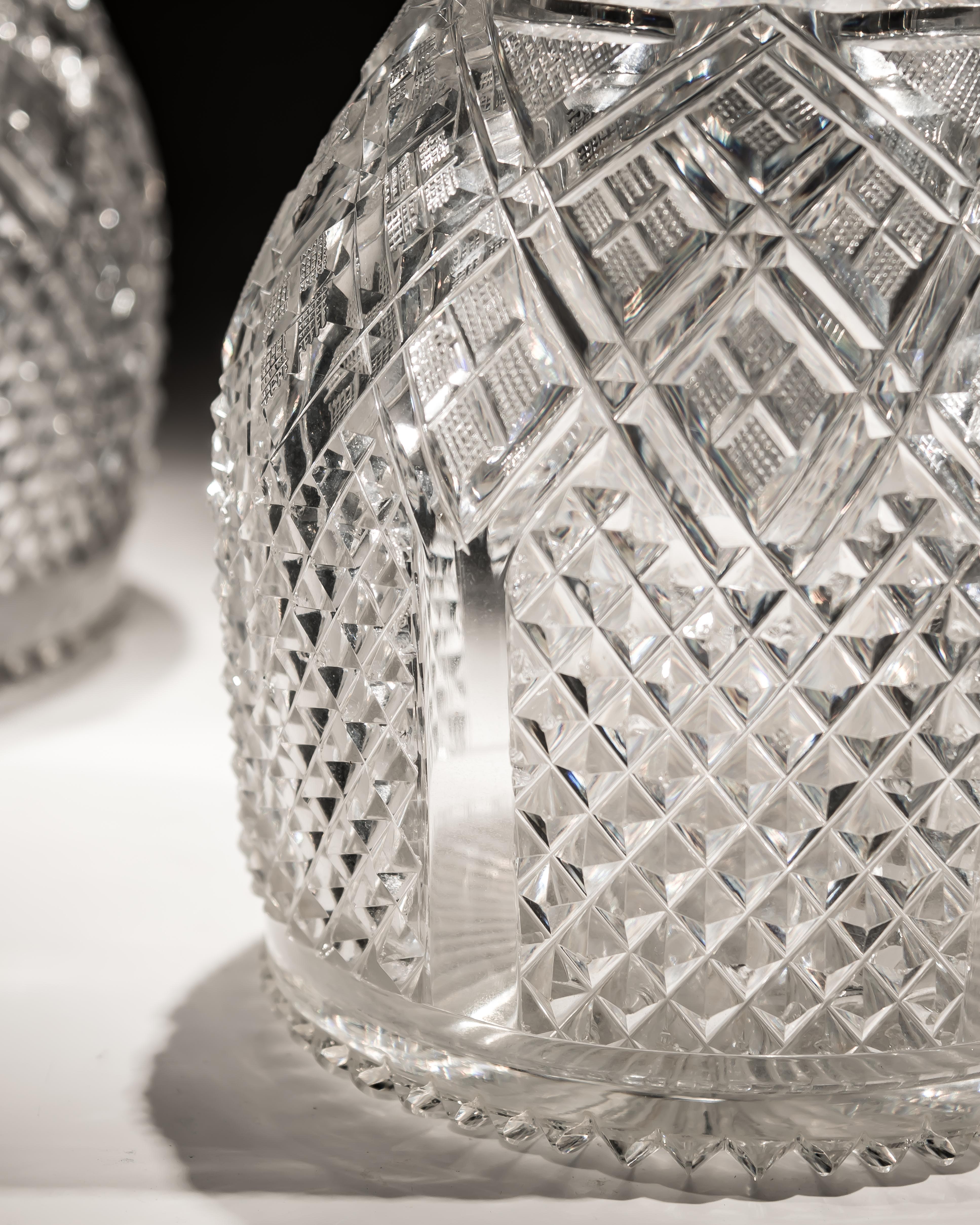 Feines Paar gestufter und diamantbesetzter Magnum-Regency-Dekanter aus Glas im Zustand „Gut“ im Angebot in Steyning, West sussex