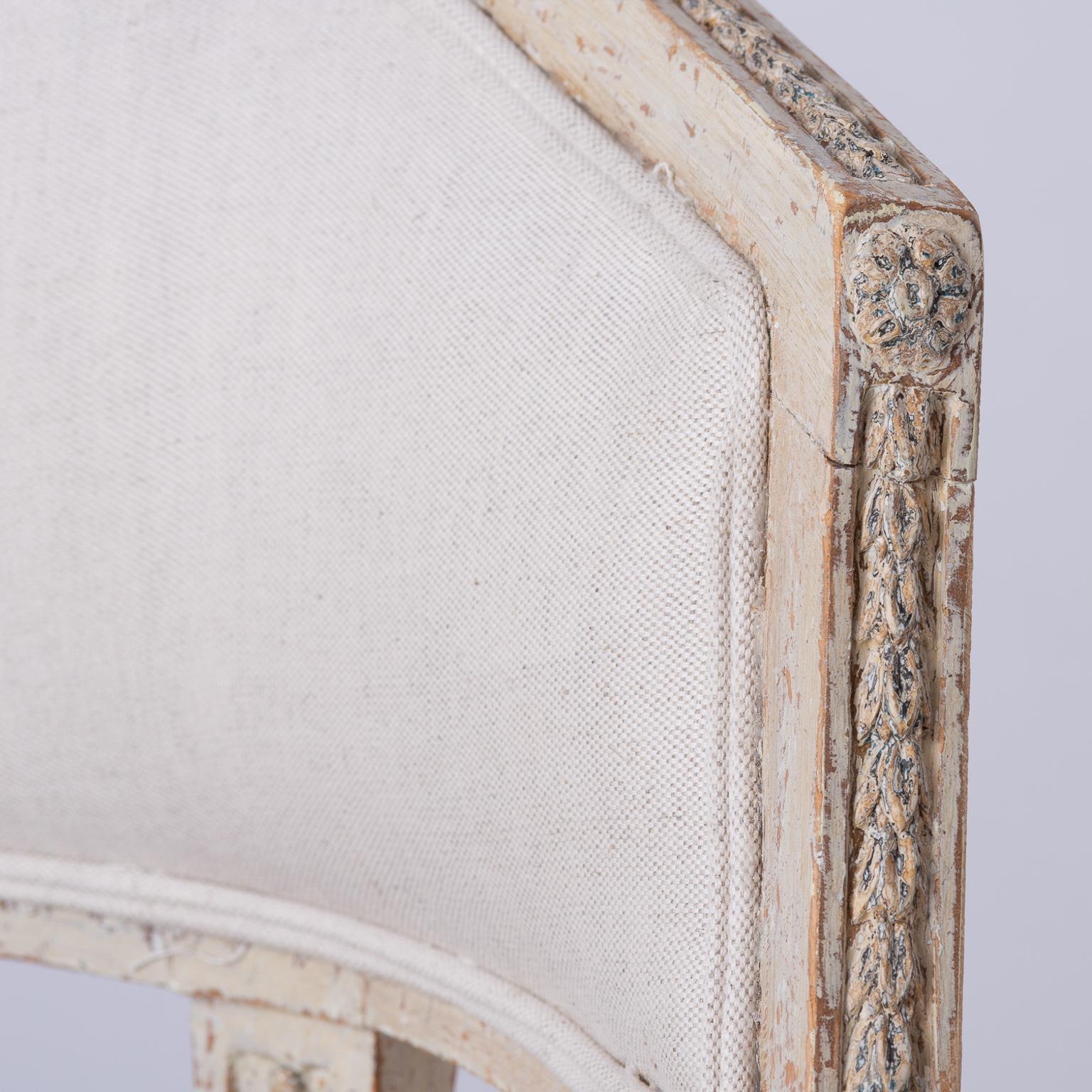 These high quality period chairs have delicate carvings across the back, accented with a flower medallion at the corners. The same motif is repeated on the apron and sides. The reeded acanthus legs have the added detail of a raised collar at the top