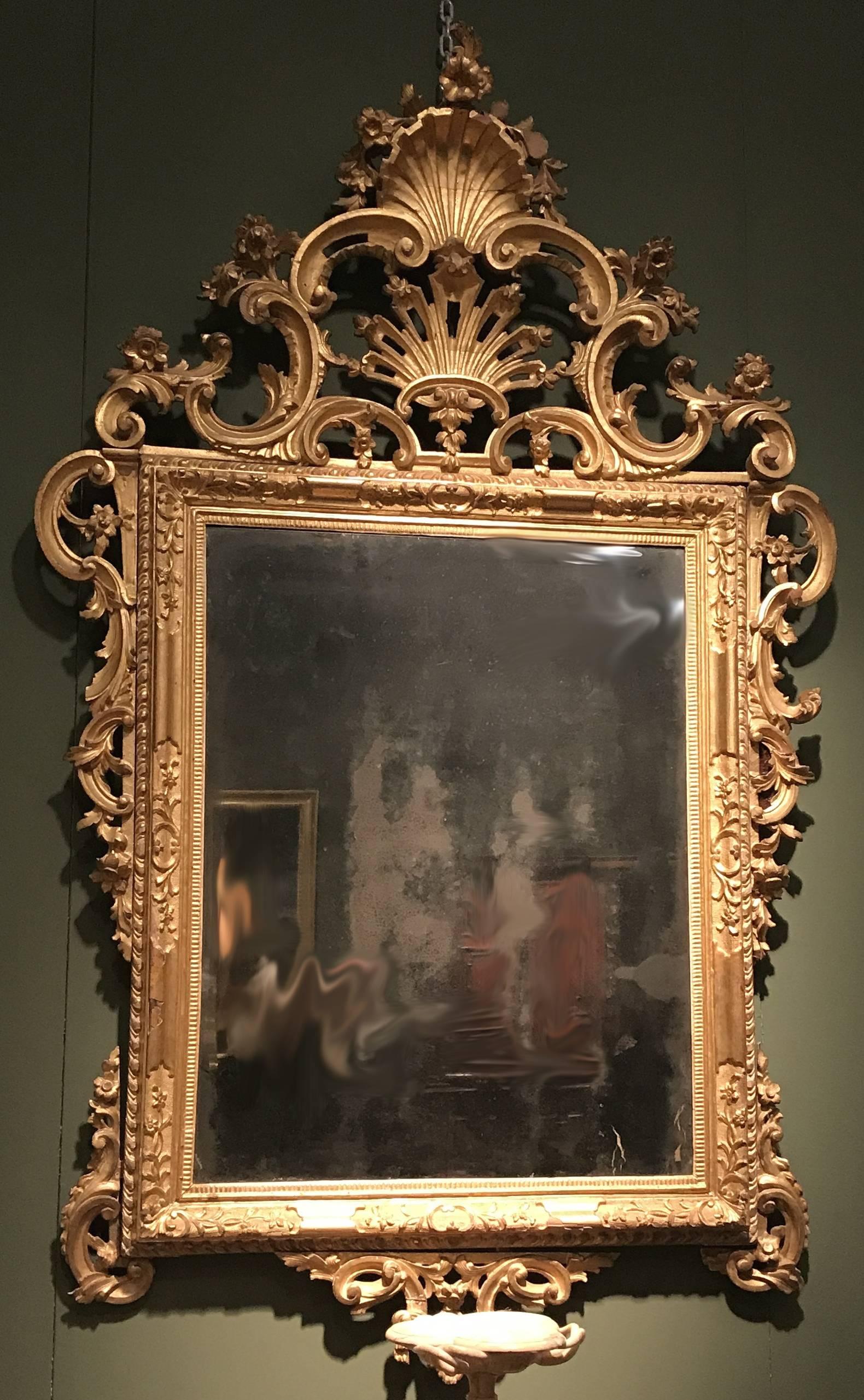 Louis XV Paire de miroirs vénitiens en bois sculpté et doré, Italie, vers 1750 en vente