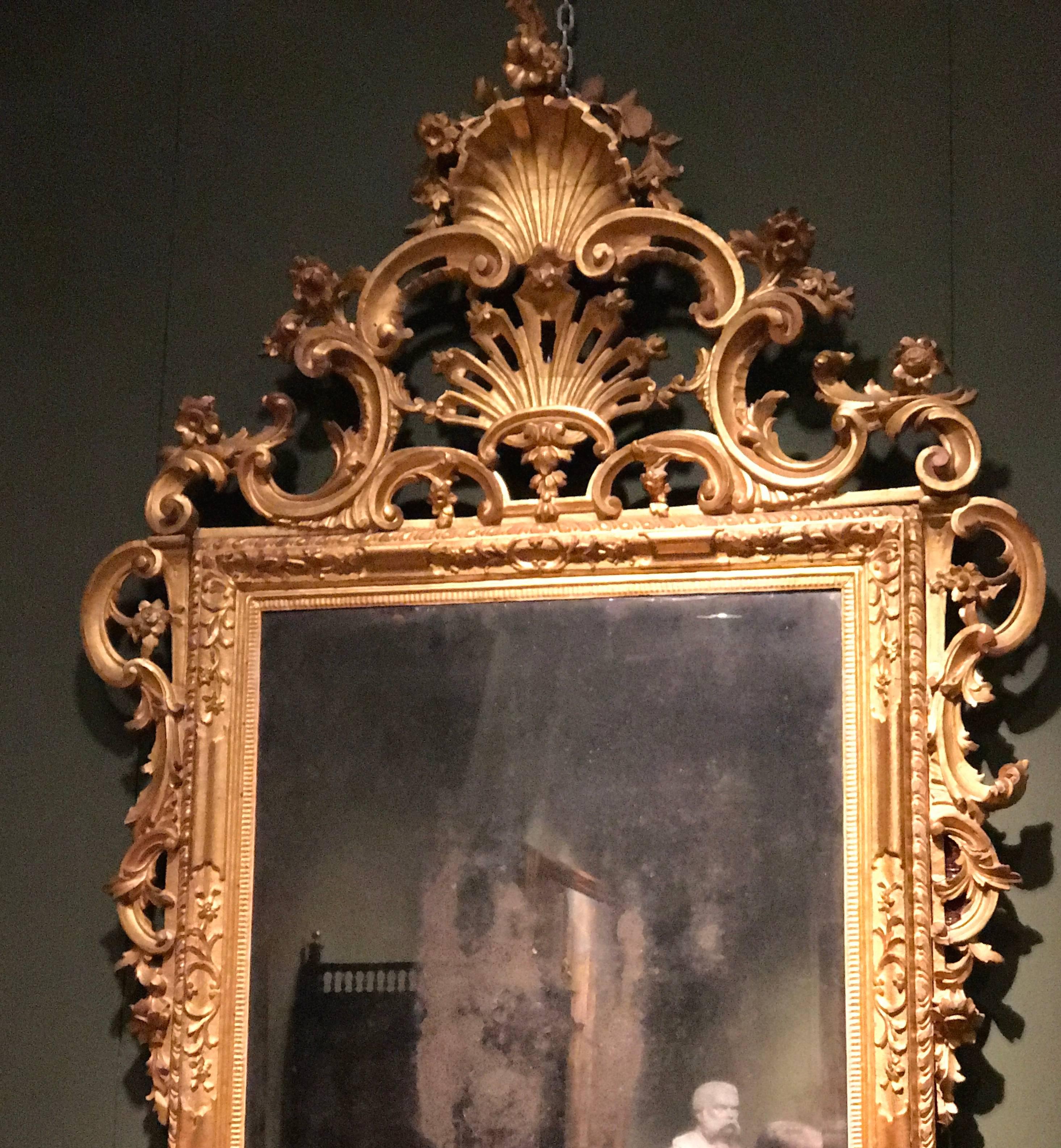 italien Paire de miroirs vénitiens en bois sculpté et doré, Italie, vers 1750 en vente