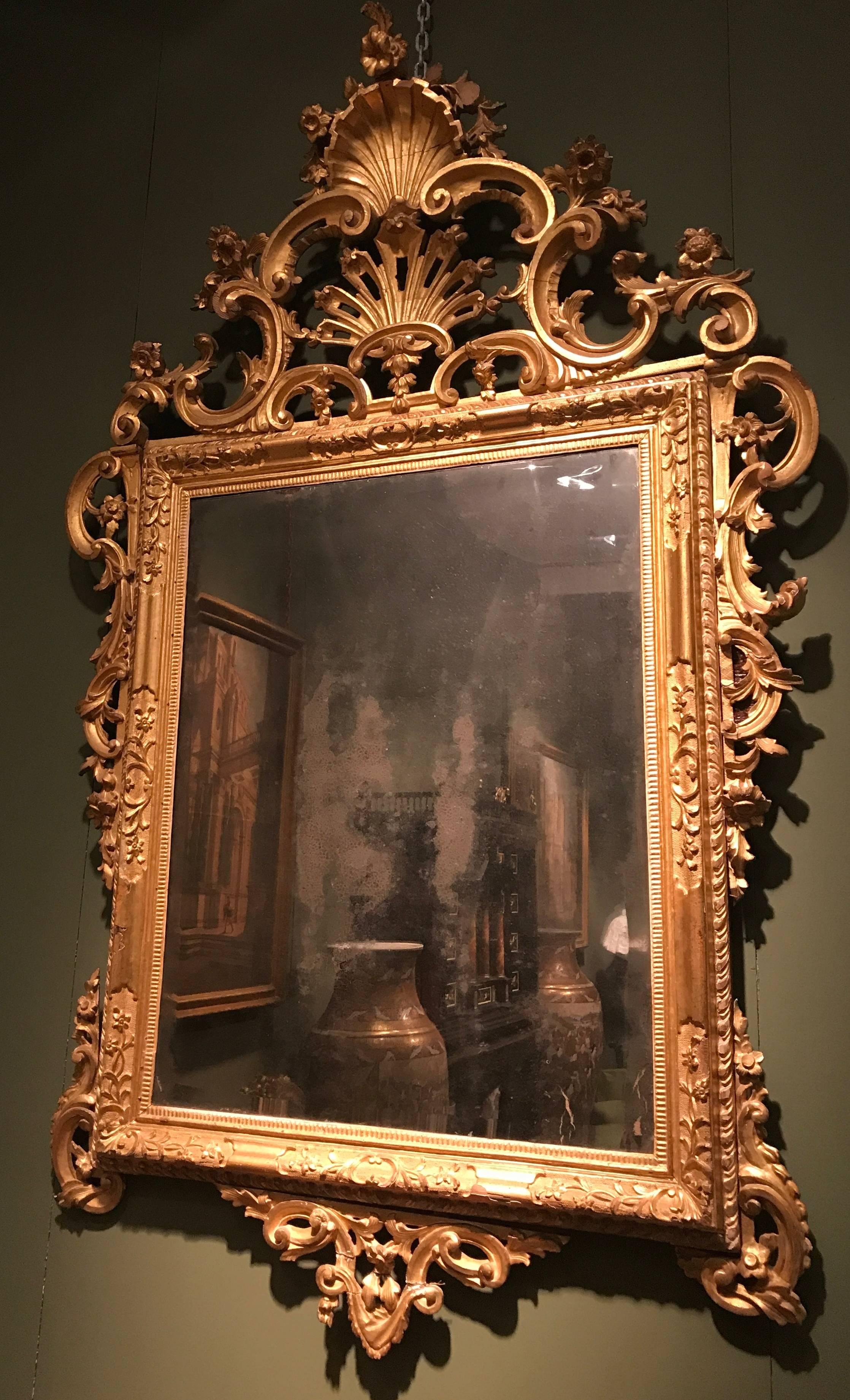 Paire de miroirs vénitiens en bois sculpté et doré, Italie, vers 1750 en vente 1