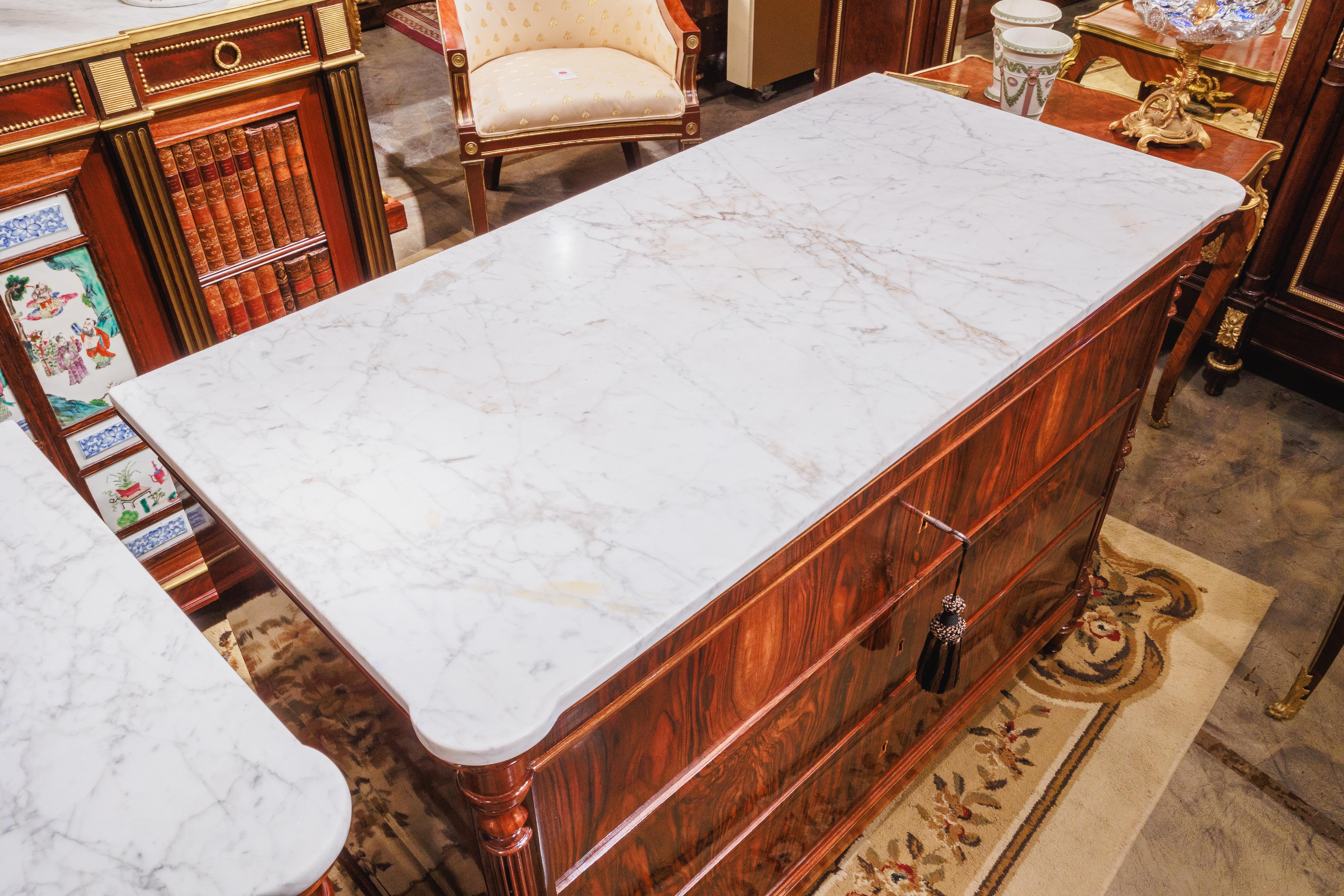 Una raffinata coppia di commodes francesi con piano in marmo di Louis Philippe. Noce figurato molto fine. Piani in marmo di Carrera. Chiavi e serrature originali