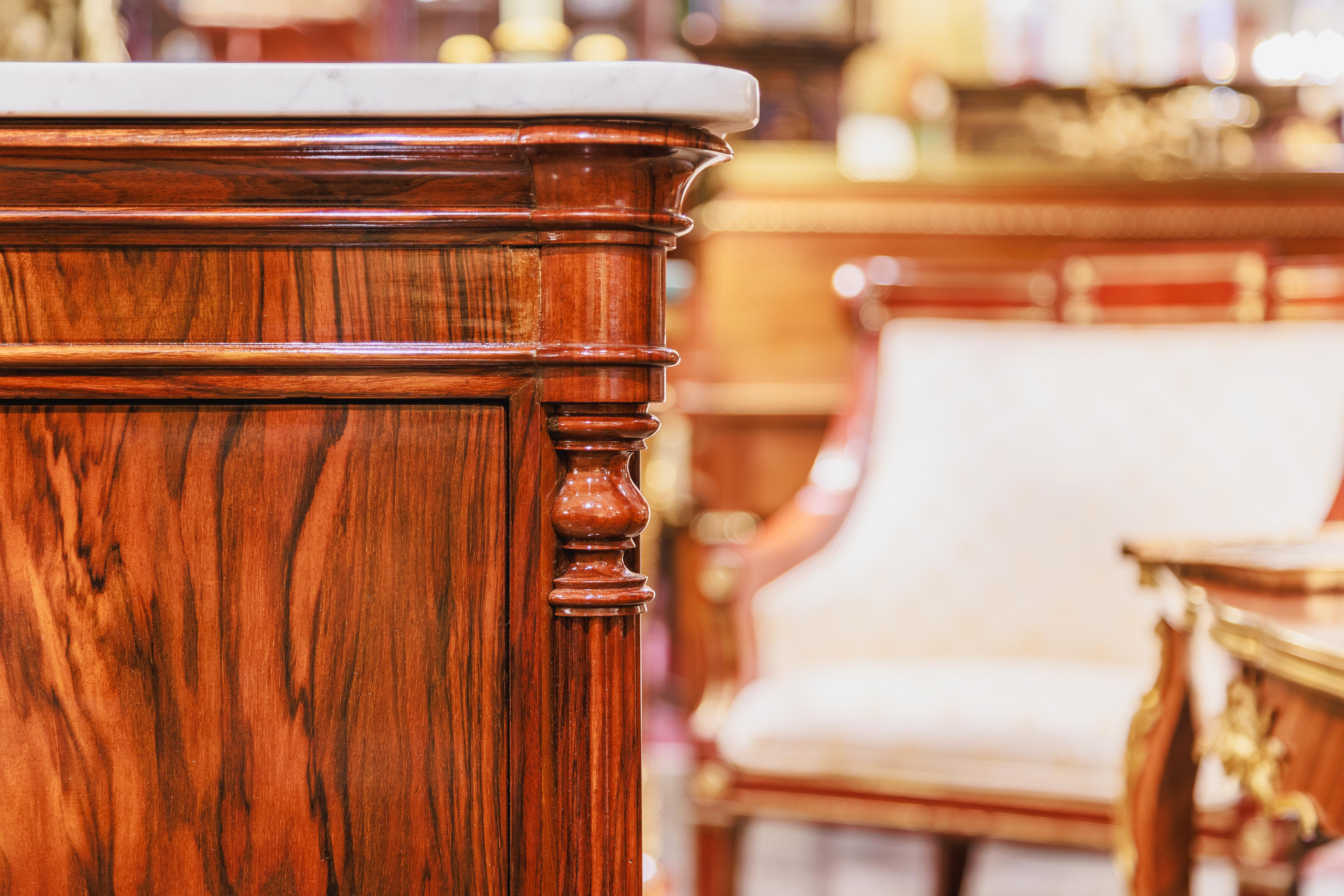 Intagliato a mano Bella coppia di commodes in noce con piano in marmo del XIX secolo di Louis Philippe in vendita