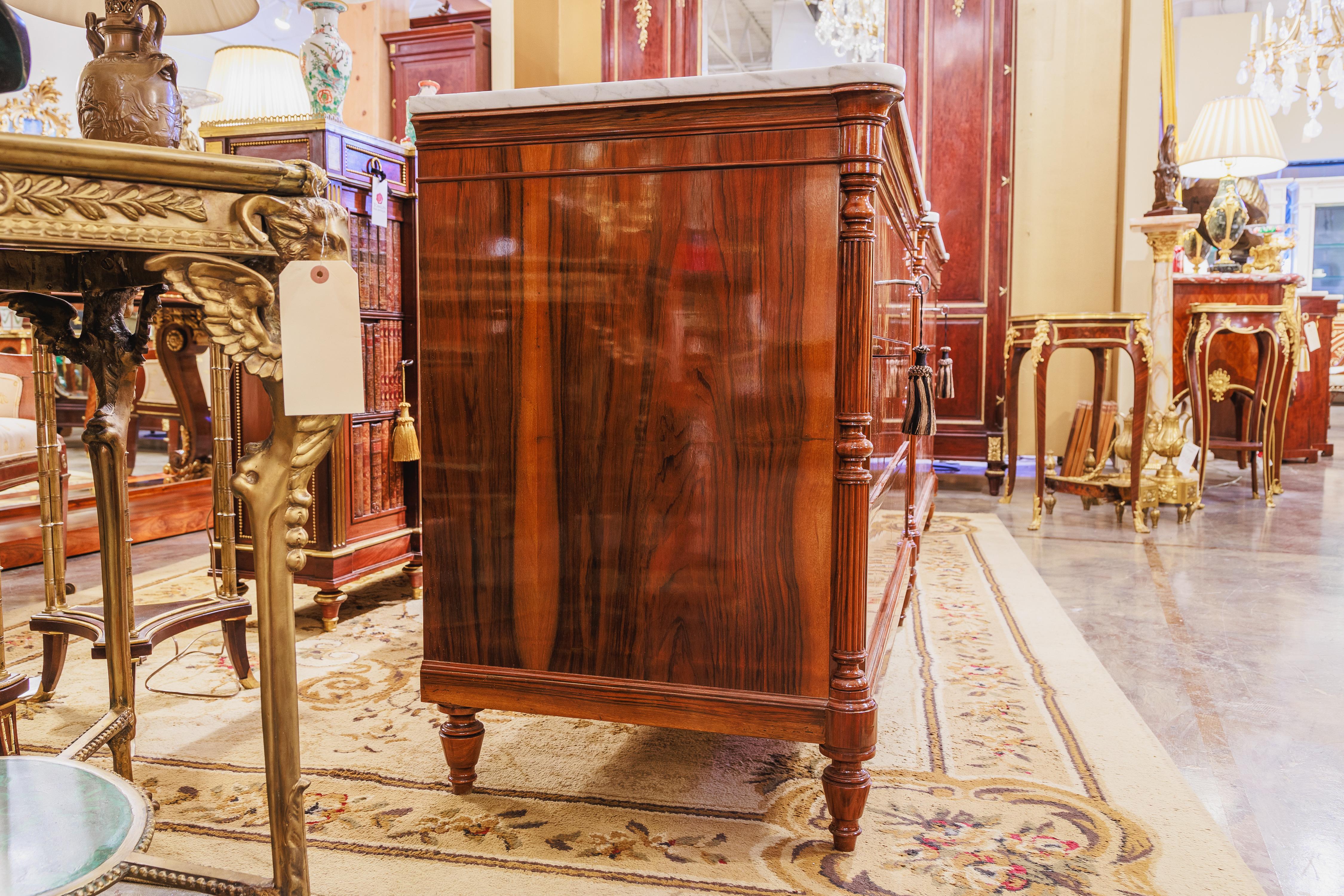 Marmo di Carrara Bella coppia di commodes in noce con piano in marmo del XIX secolo di Louis Philippe in vendita