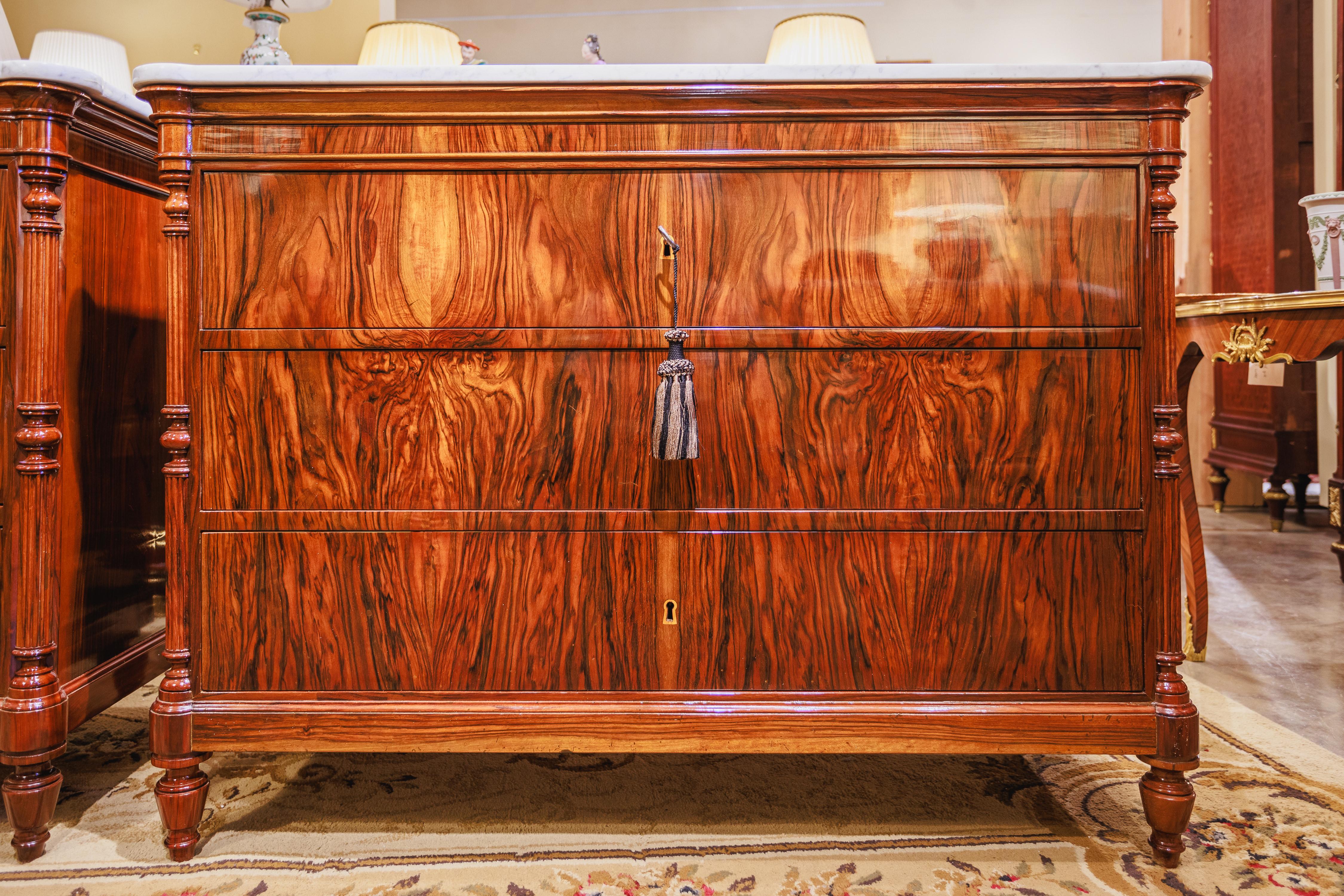 Bella coppia di commodes in noce con piano in marmo del XIX secolo di Louis Philippe in vendita 1