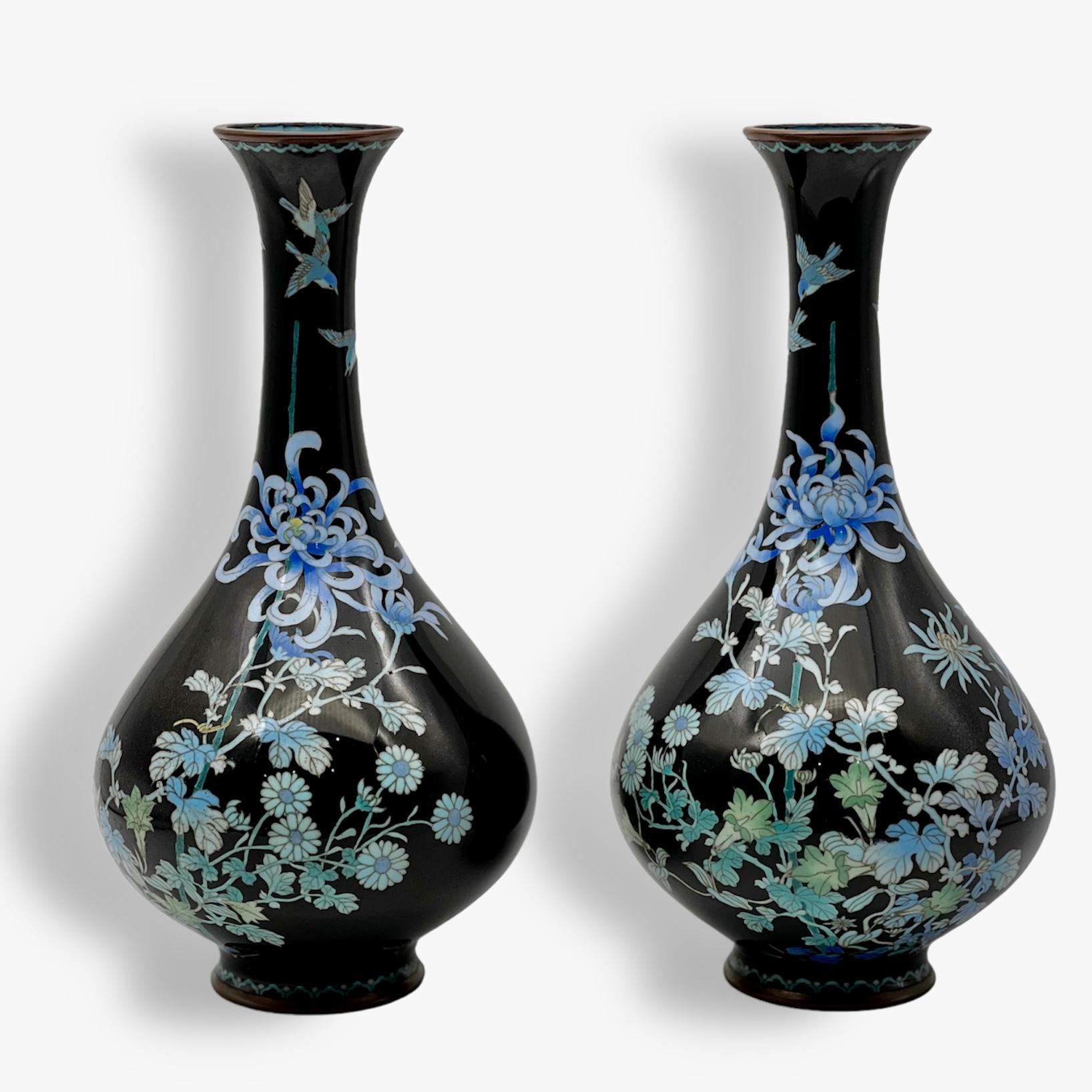 Paire de vases oviformes en émail cloisonné japonais. Période Meiji. en vente 5