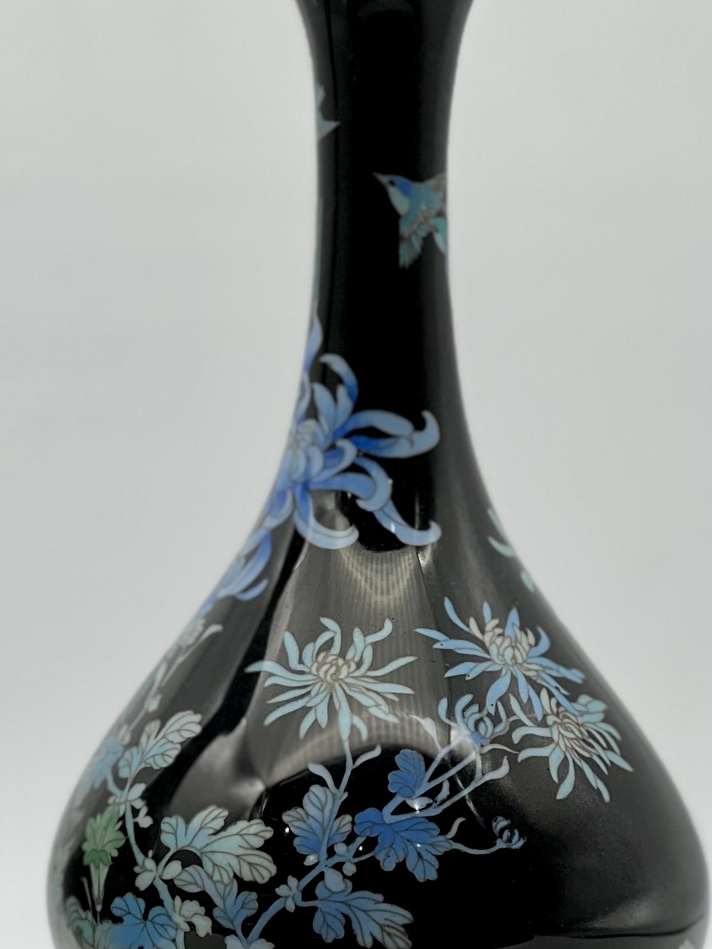 Paire de vases oviformes en émail cloisonné japonais. Période Meiji. en vente 8