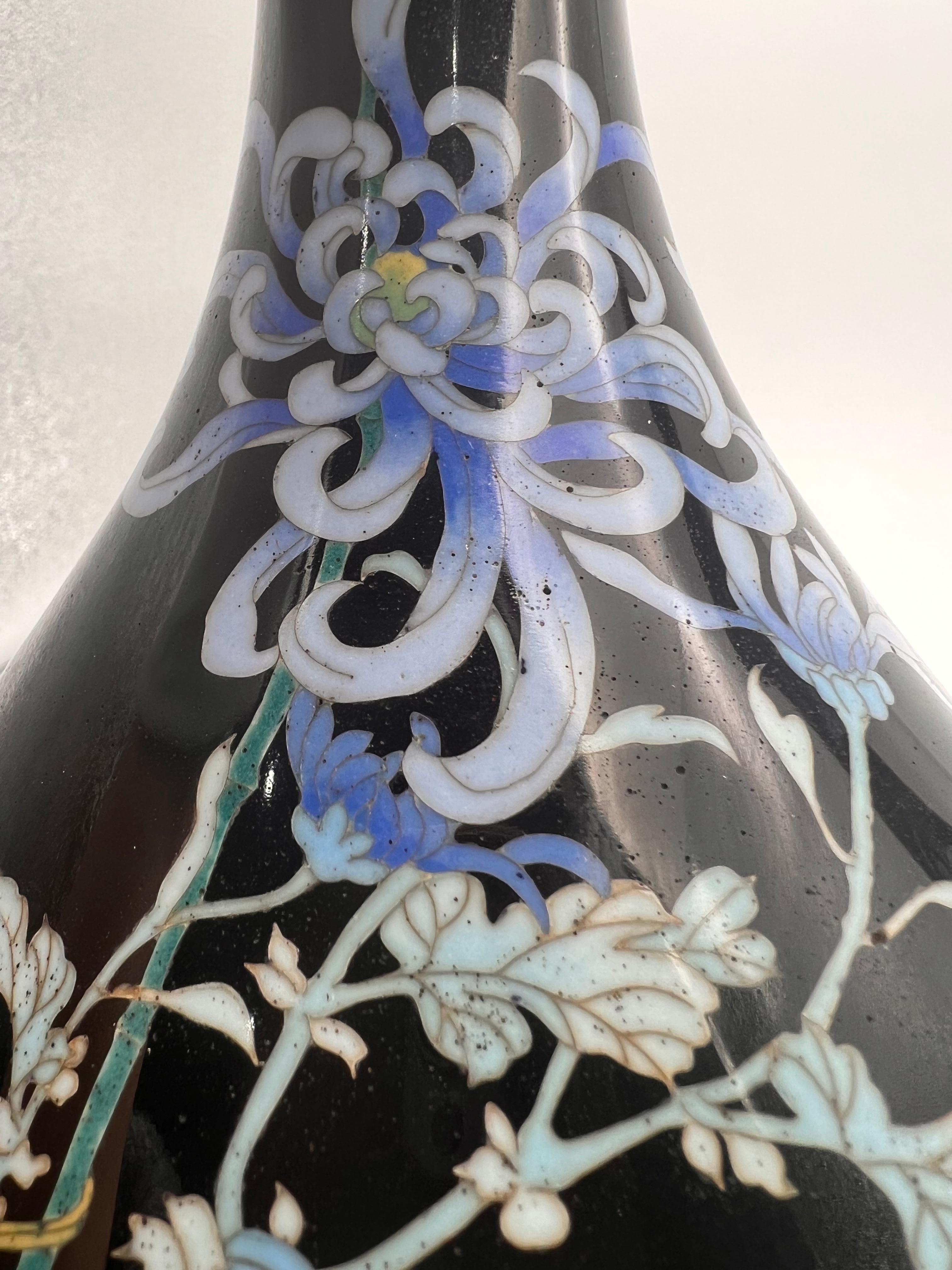 Paire de vases oviformes en émail cloisonné japonais. Période Meiji. en vente 9
