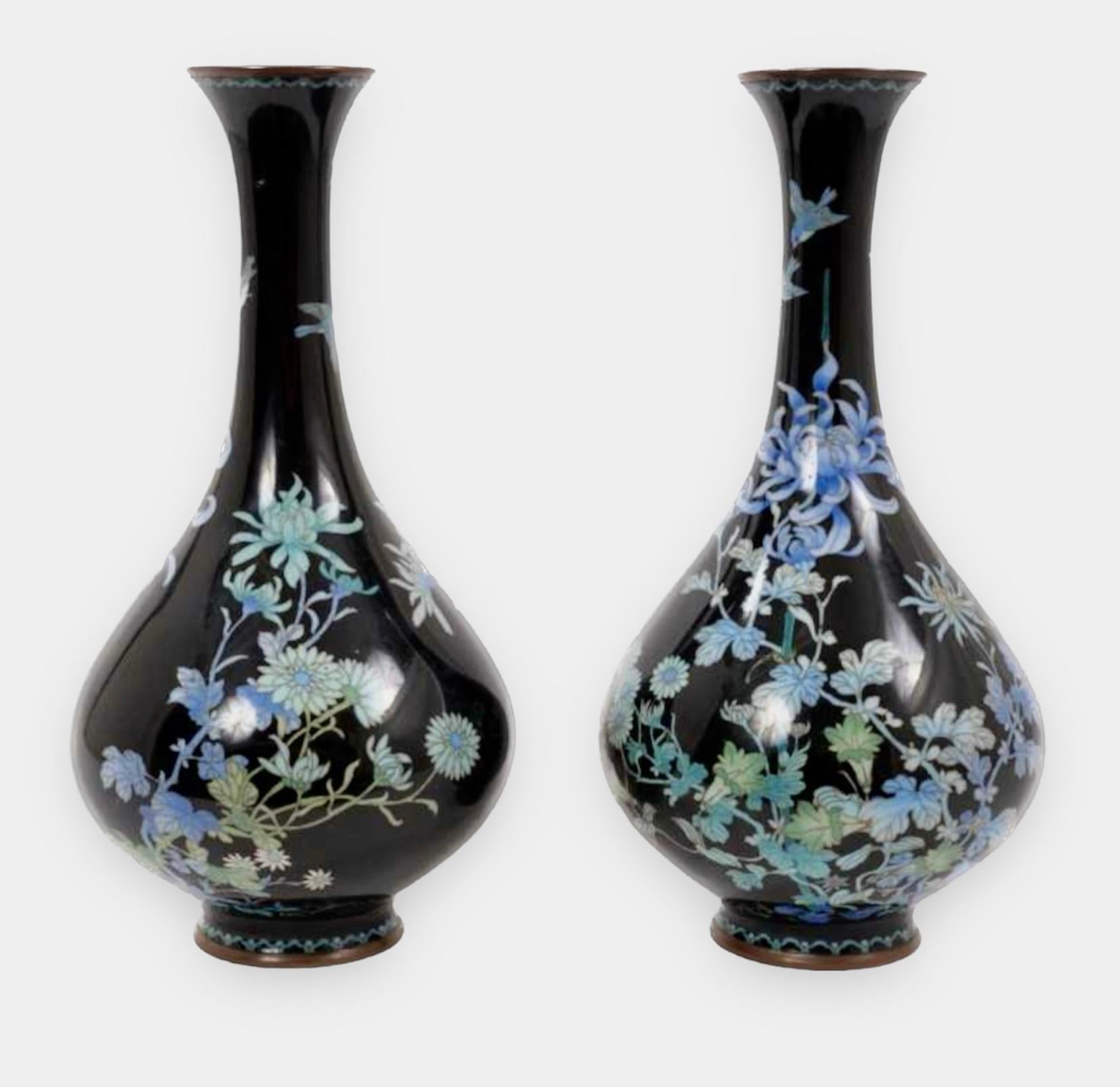 Magnifique paire de vases oviformes en émail cloisonné japonais 19e siècle 
Période Meiji 

Paire de vases oviformes en émail cloisonné japonais, travaillés avec du fil d'argent et décorés de chrysanthèmes bleu pâle et de feuillage sur un fond noir