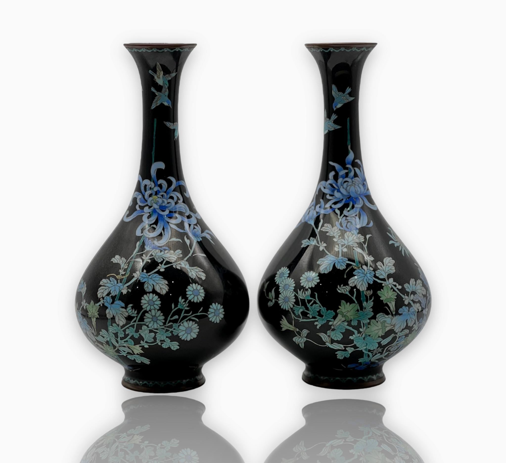 Japonais Paire de vases oviformes en émail cloisonné japonais. Période Meiji. en vente