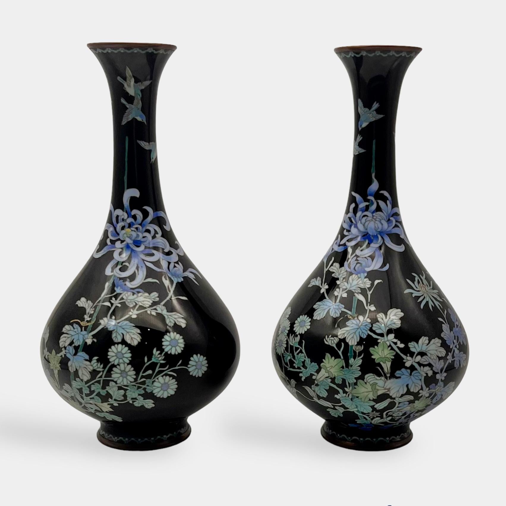 A Fine Pair Pair of Japanese Cloisonne Enamel Oviform Vases. Meiji period. In Good Condition For Sale In London, GB