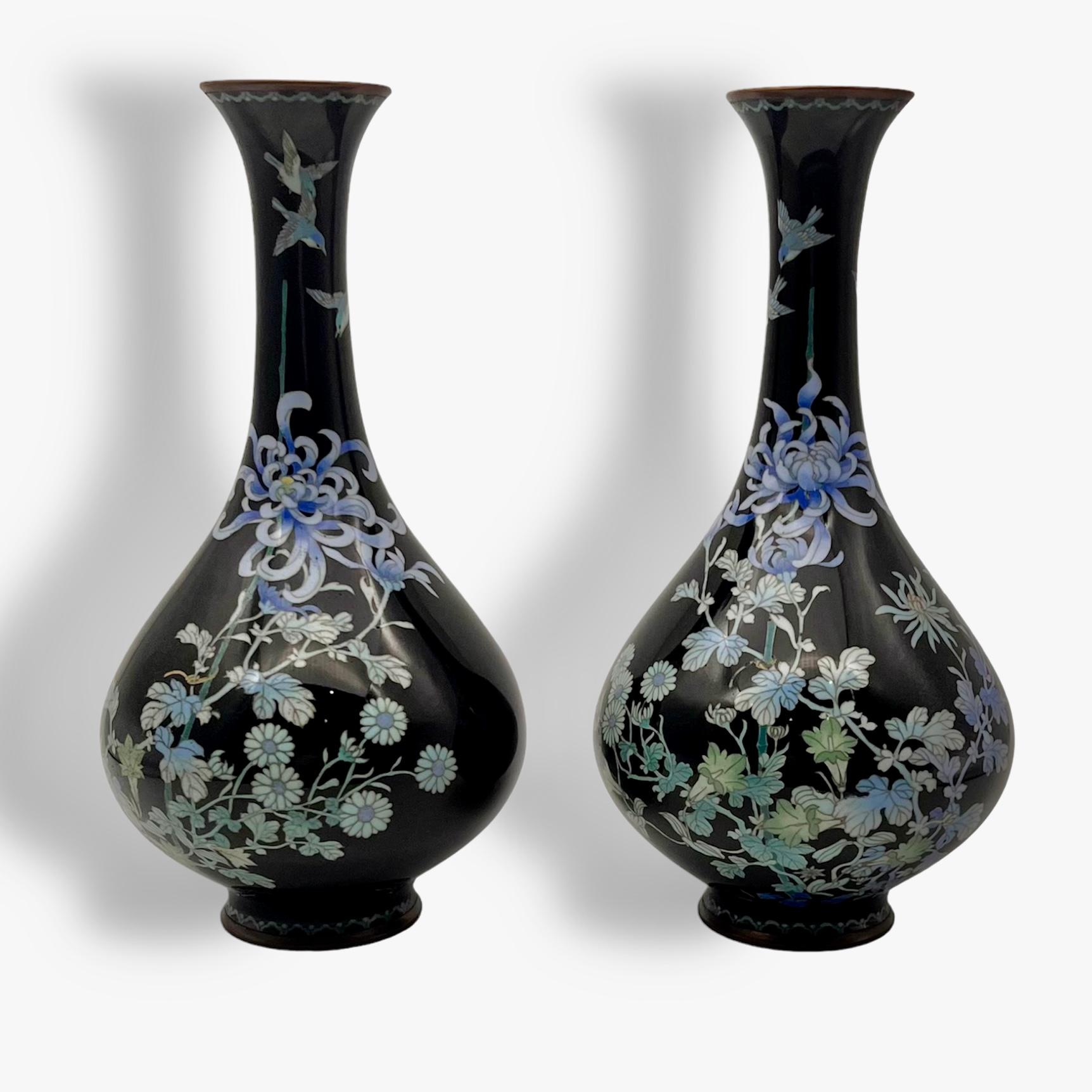 Paire de vases oviformes en émail cloisonné japonais. Période Meiji. Bon état - En vente à London, GB