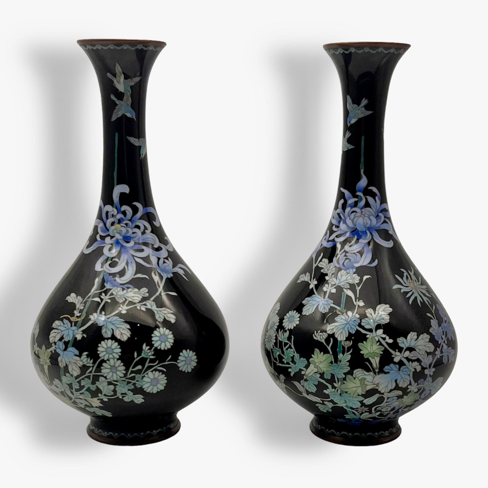 A Fine Pair Pair of Japanese Cloisonne Enamel Oviform Vases. Meiji period. For Sale 1