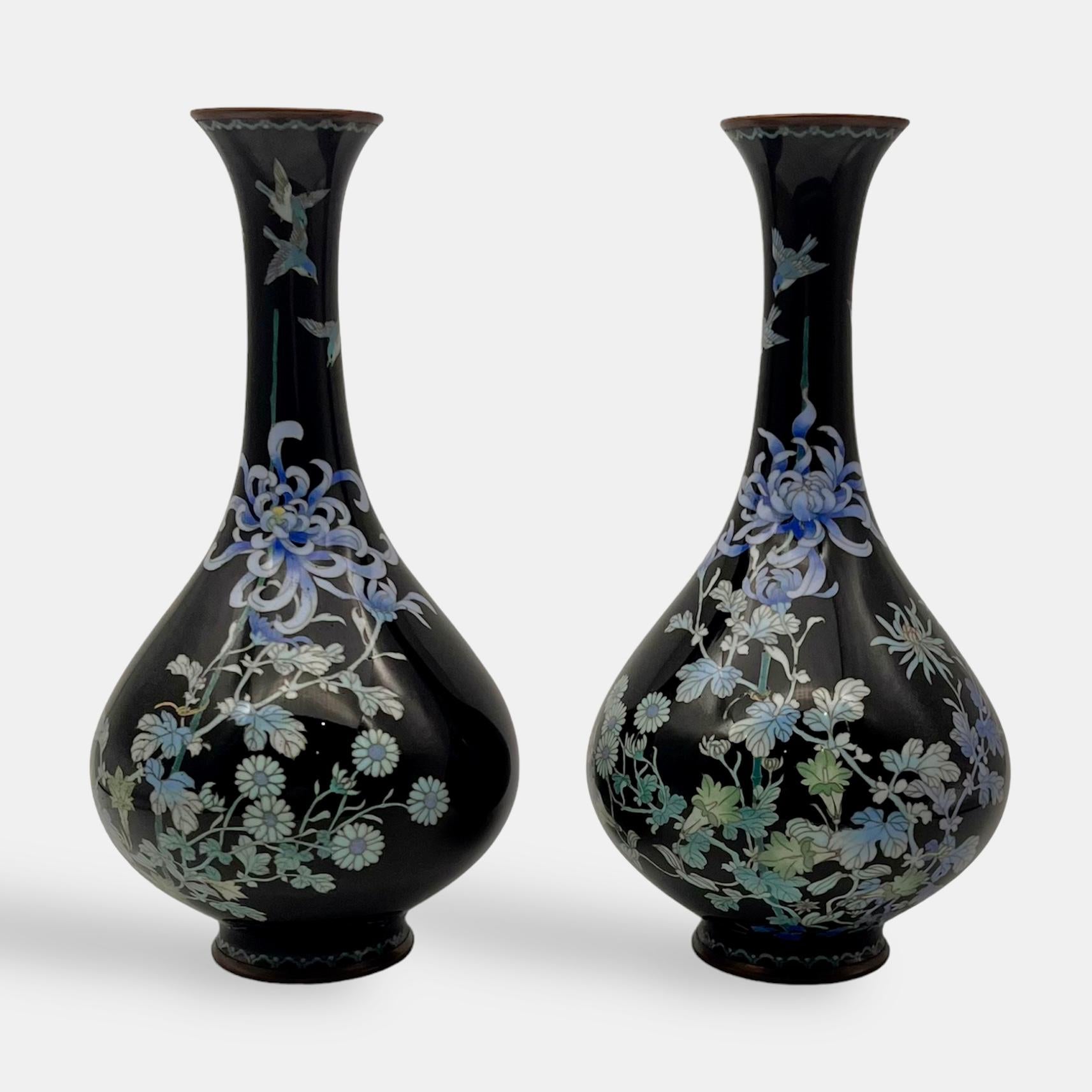 Paire de vases oviformes en émail cloisonné japonais. Période Meiji. en vente 1