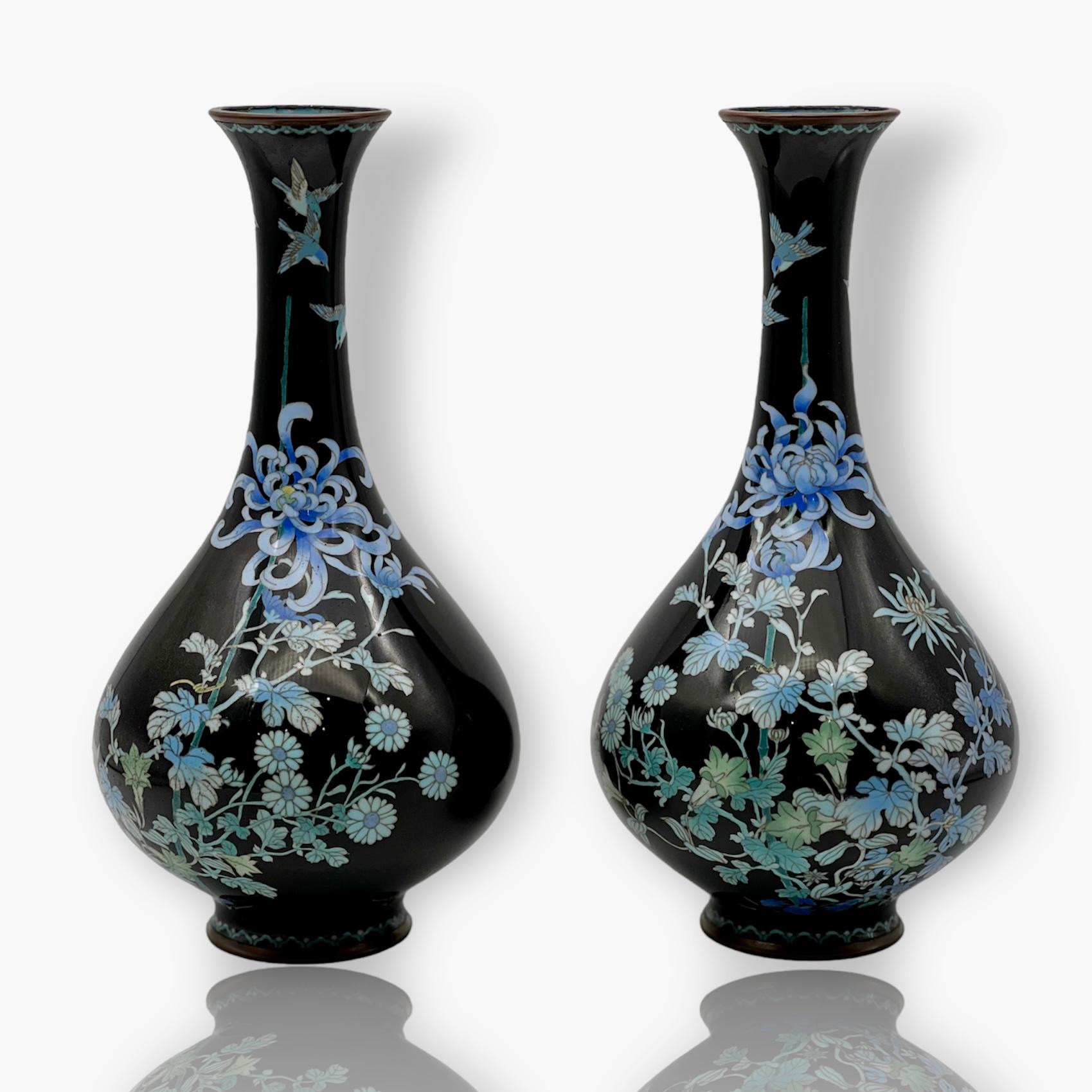 Paire de vases oviformes en émail cloisonné japonais. Période Meiji. en vente 2