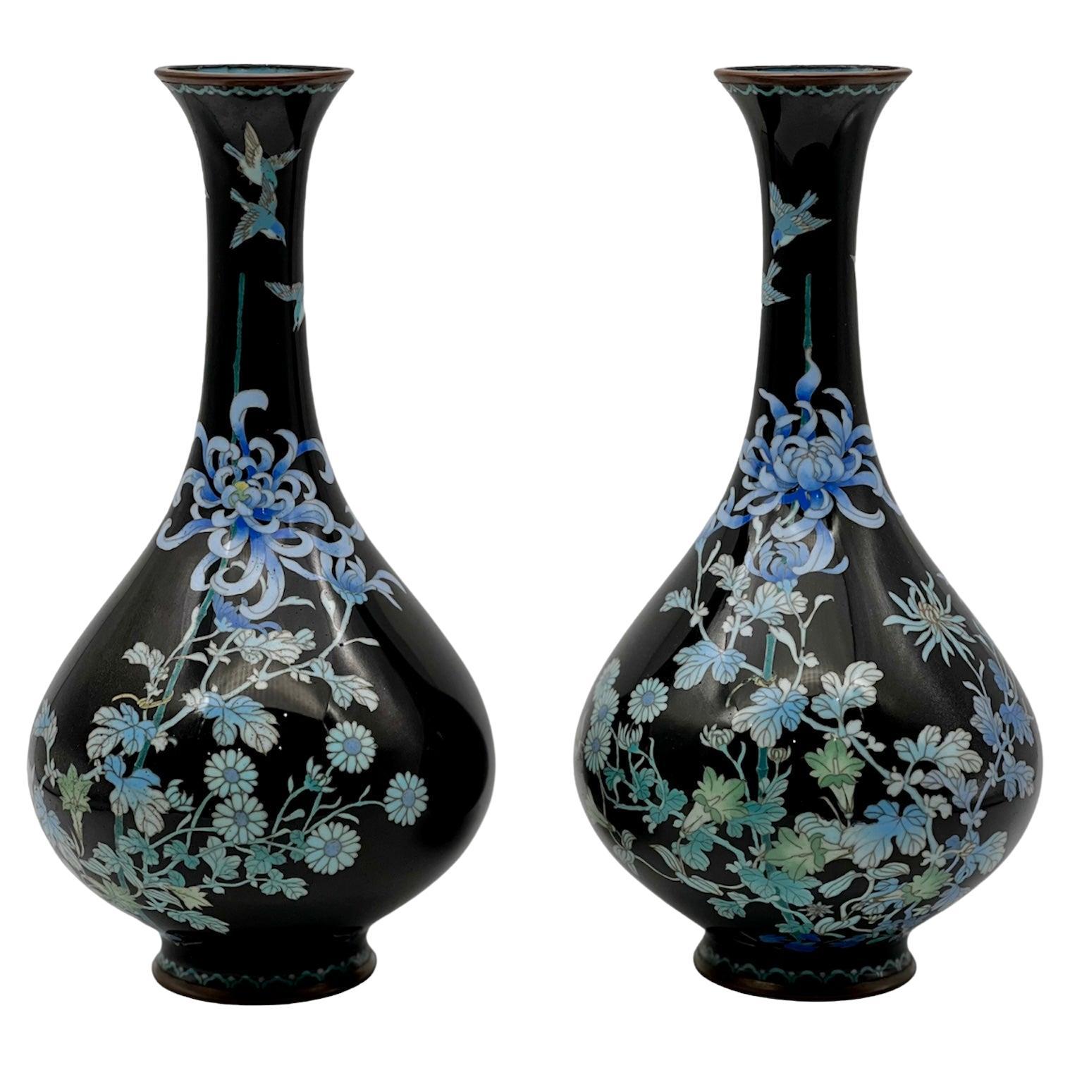 Paire de vases oviformes en émail cloisonné japonais. Période Meiji.