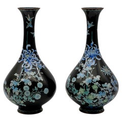 Paire de vases oviformes en émail cloisonné japonais. Période Meiji.
