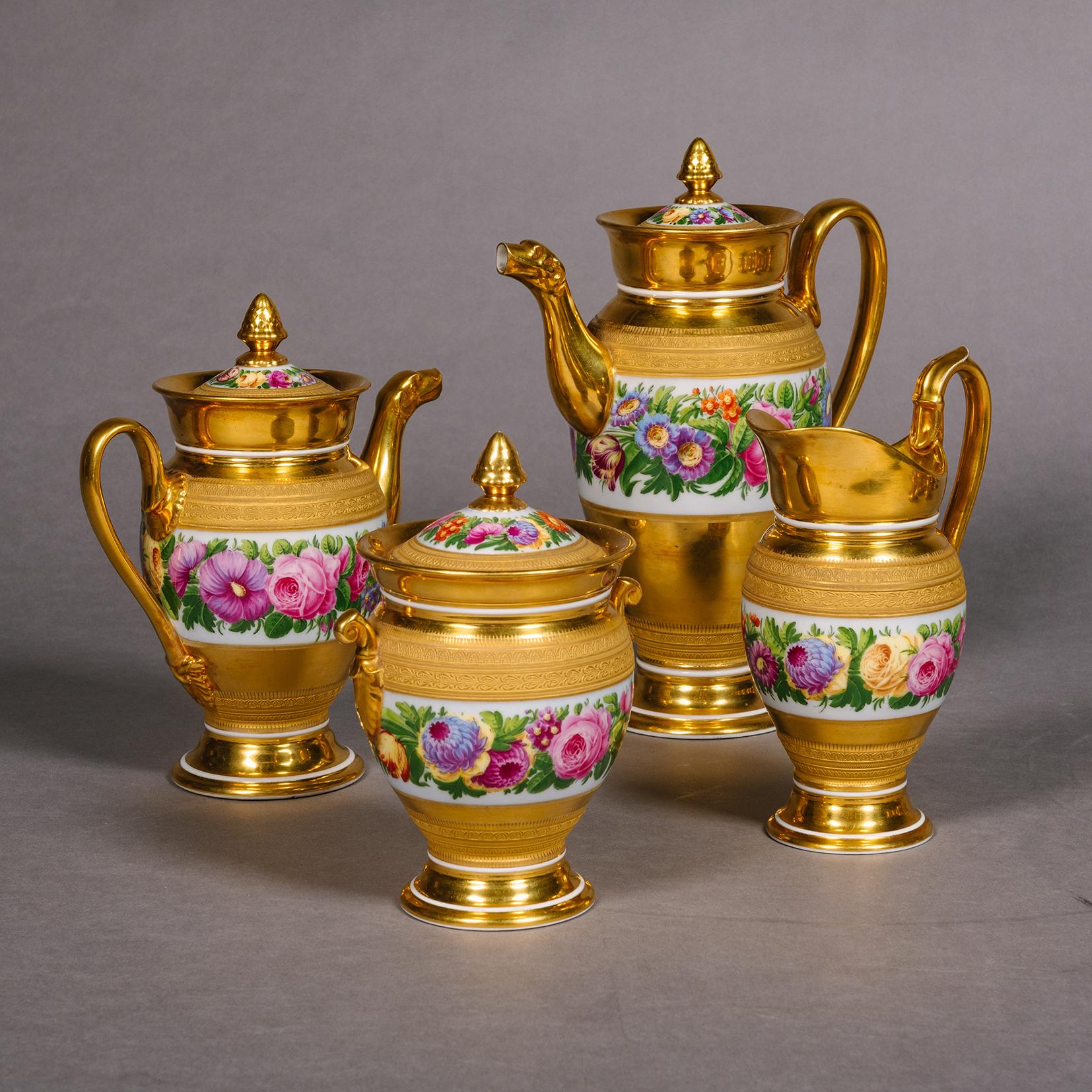 Fino Servicio de Café de Porcelana Imperio de París, decorado en dorado y pintado con motivos florales.   

Consta de cafetera, jarra de agua caliente, lechera, azucarero y doce tazas y platillos. Cada pieza está finamente pintada con una ancha
