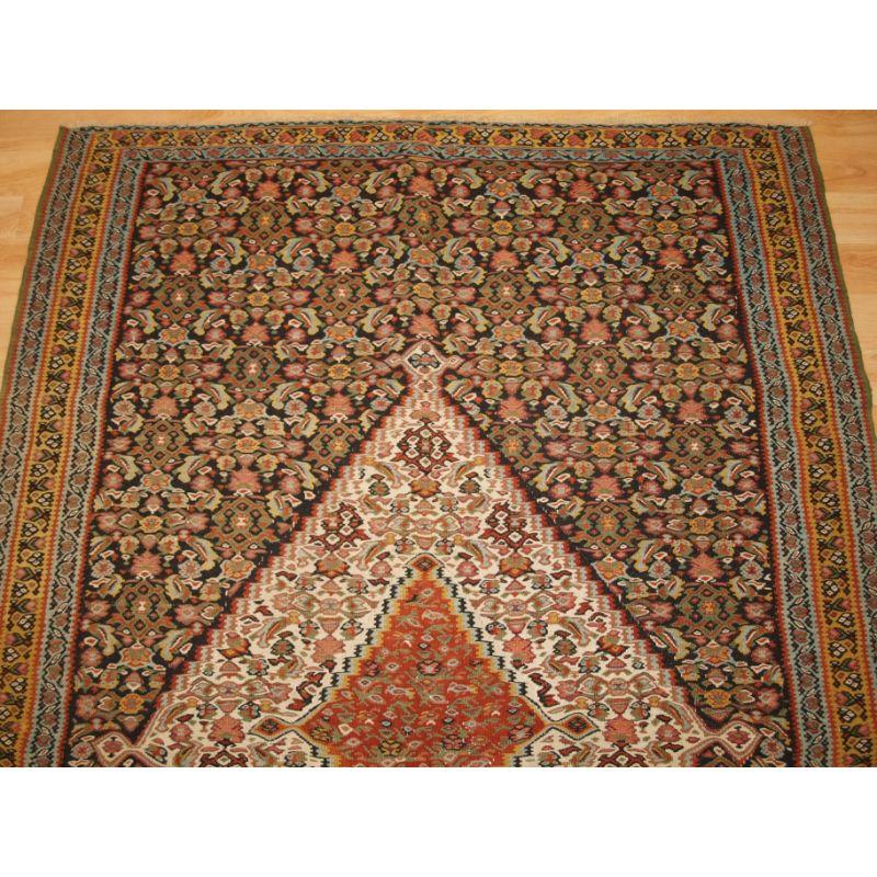 A Fine Persian Senneh Kilim with a Traditional Medallion Design In Good Condition For Sale In Moreton-In-Marsh, GB