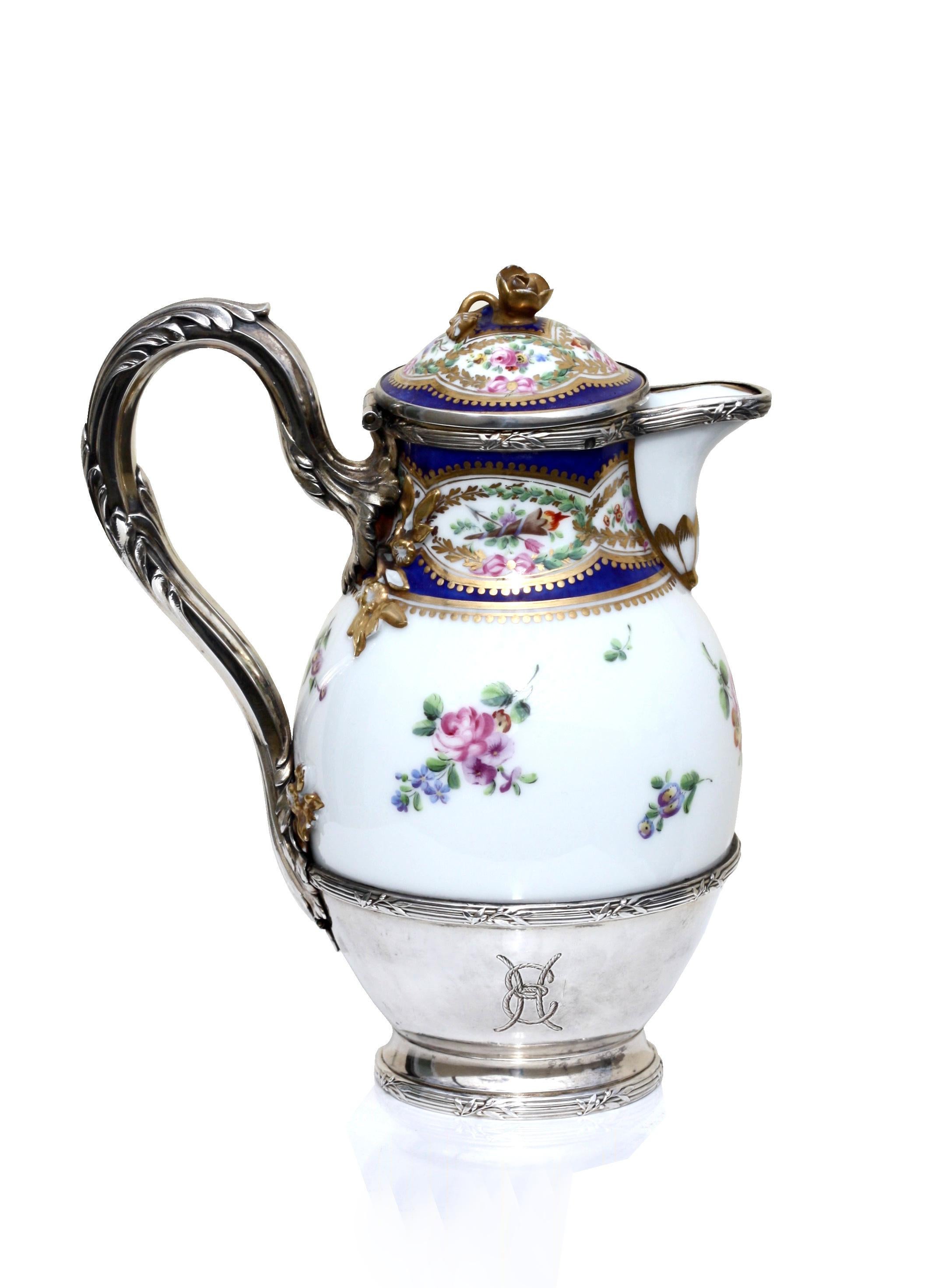 XIXe siècle Théière et couvercle en porcelaine fine montées sur argent, 19ème siècle en vente