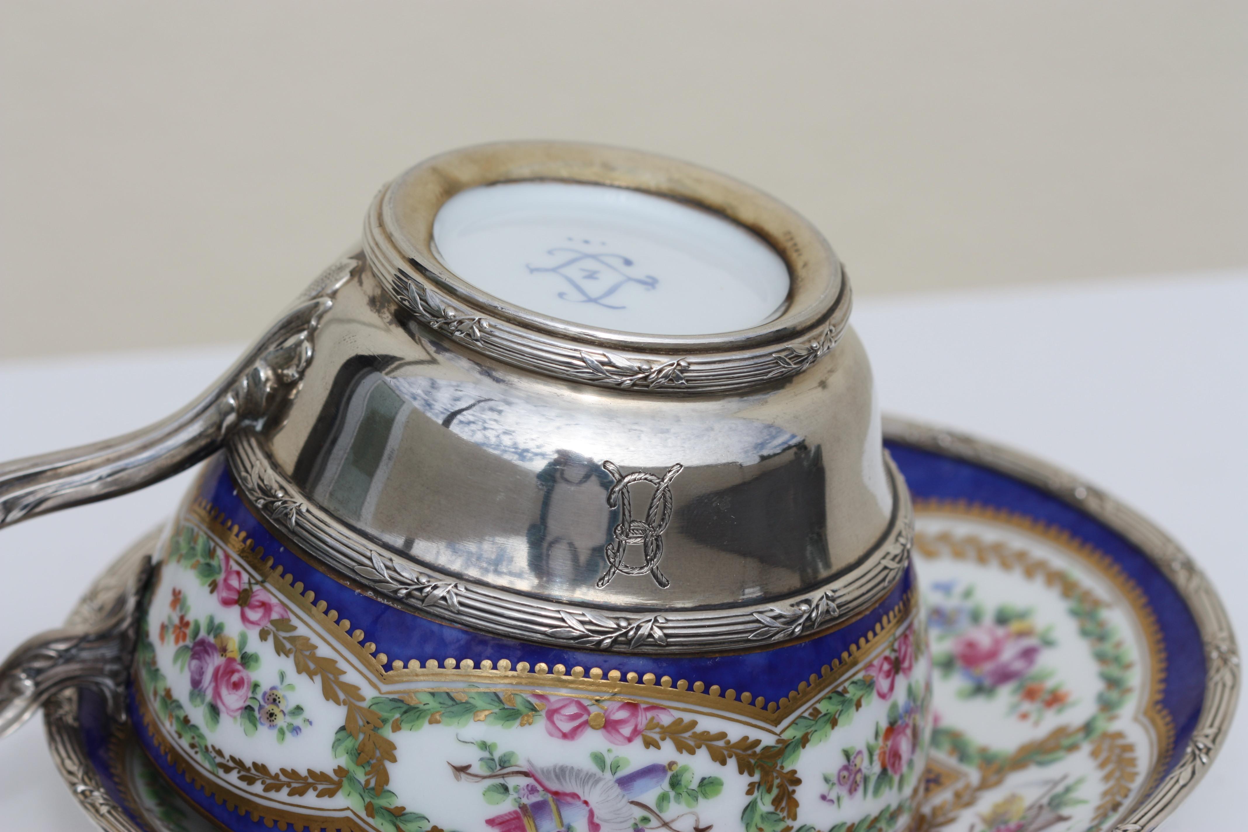 Teetasse und Untertasse aus feinem Porzellan mit Silberbeschlag im Angebot 1
