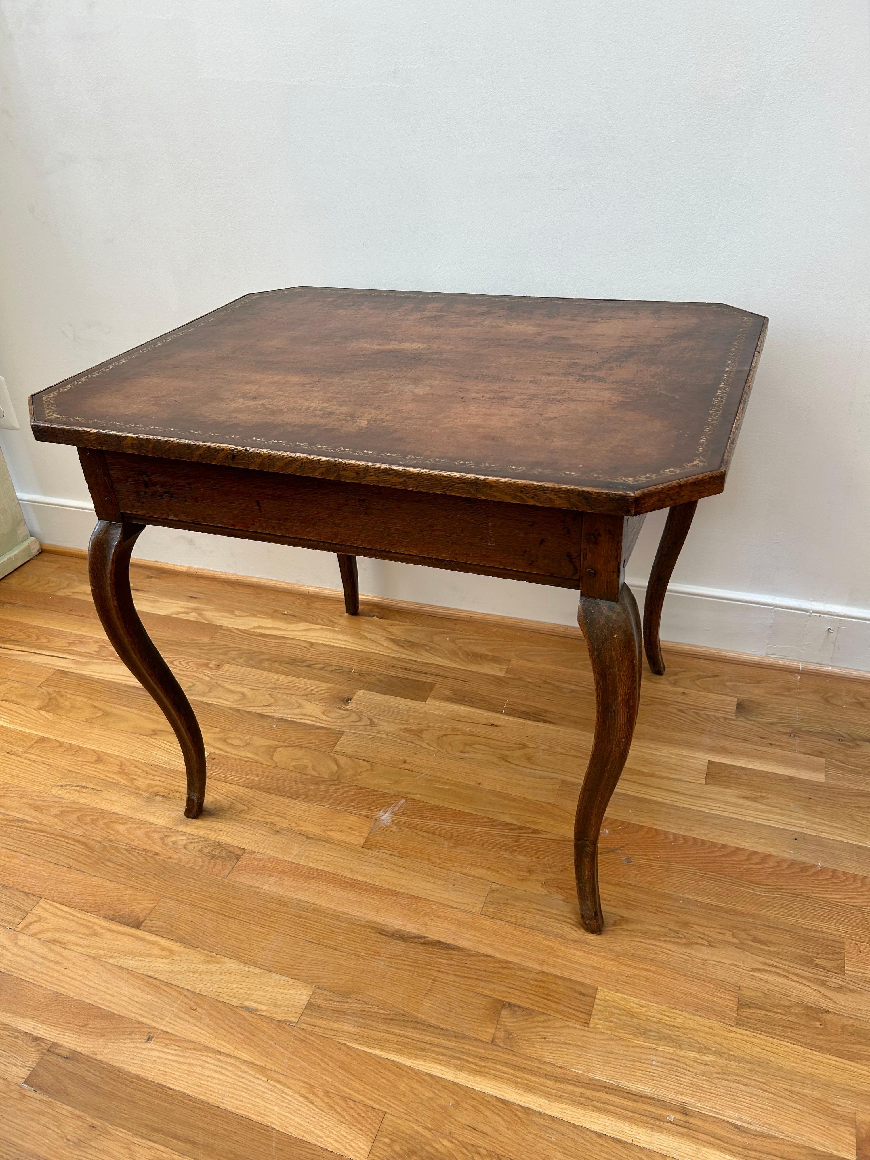 Une table à jeux provinciale française du XVIIIe siècle de belle qualité. Fabriqué en chêne richement coloré, avec des pieds cabriole finement façonnés et un plateau en cuir estampé.  Fabriqué en Provence, vers 1780.