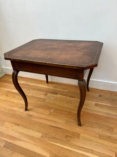 Mesa de juegos provincial francesa de roble del siglo XVIII con tablero de cuero labrado
