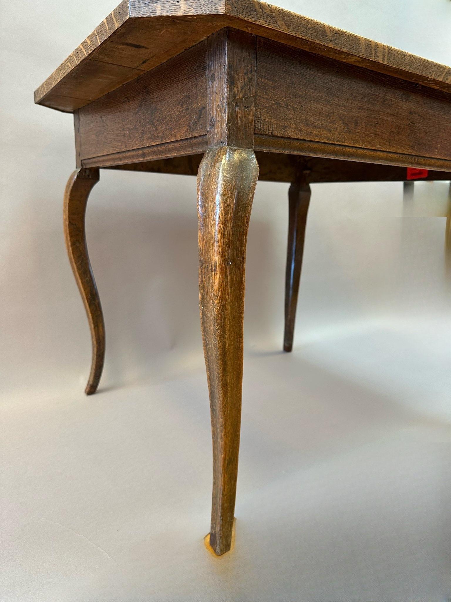 Ein hochwertiger französischer Spieltisch im französischen Stil des 18. Jahrhunderts (Leder) im Angebot