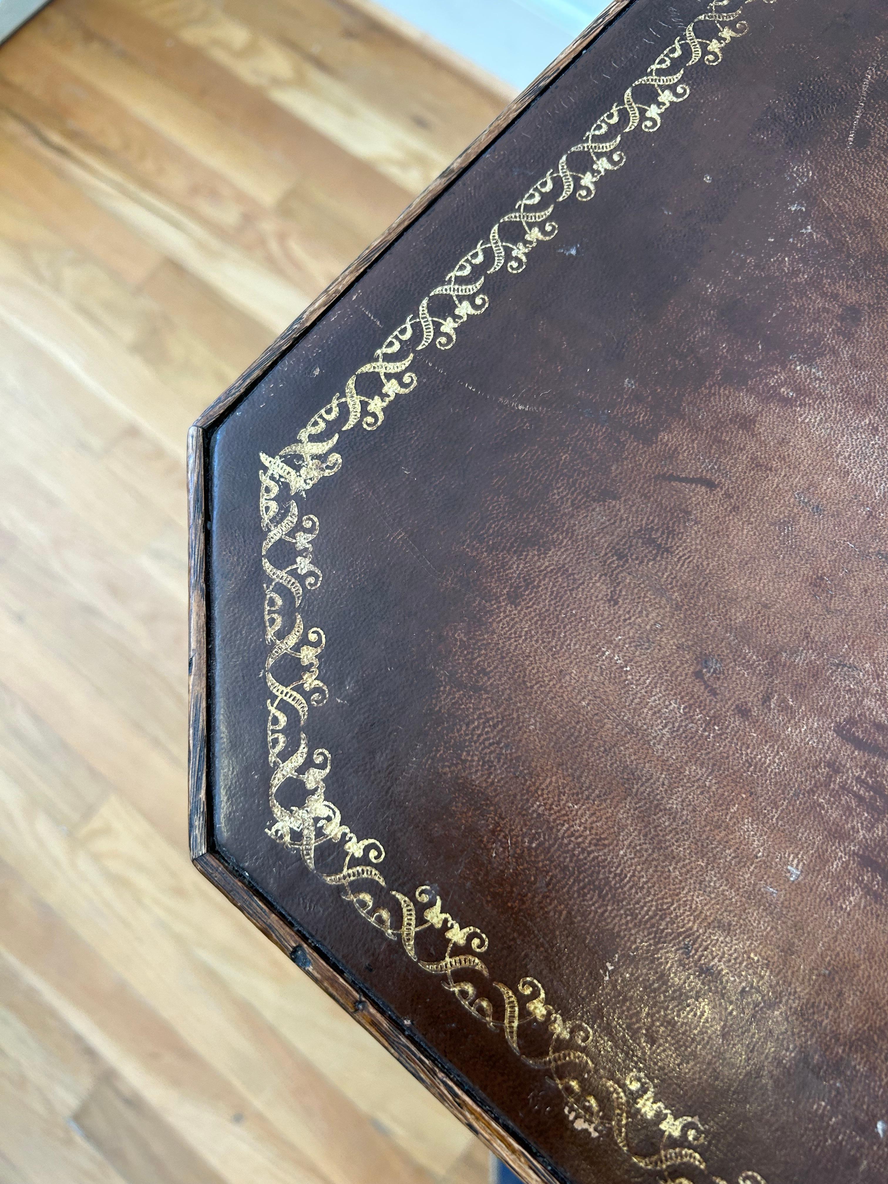 Cuir Une table à jeux provinciale française du XVIIIe siècle de belle qualité. en vente