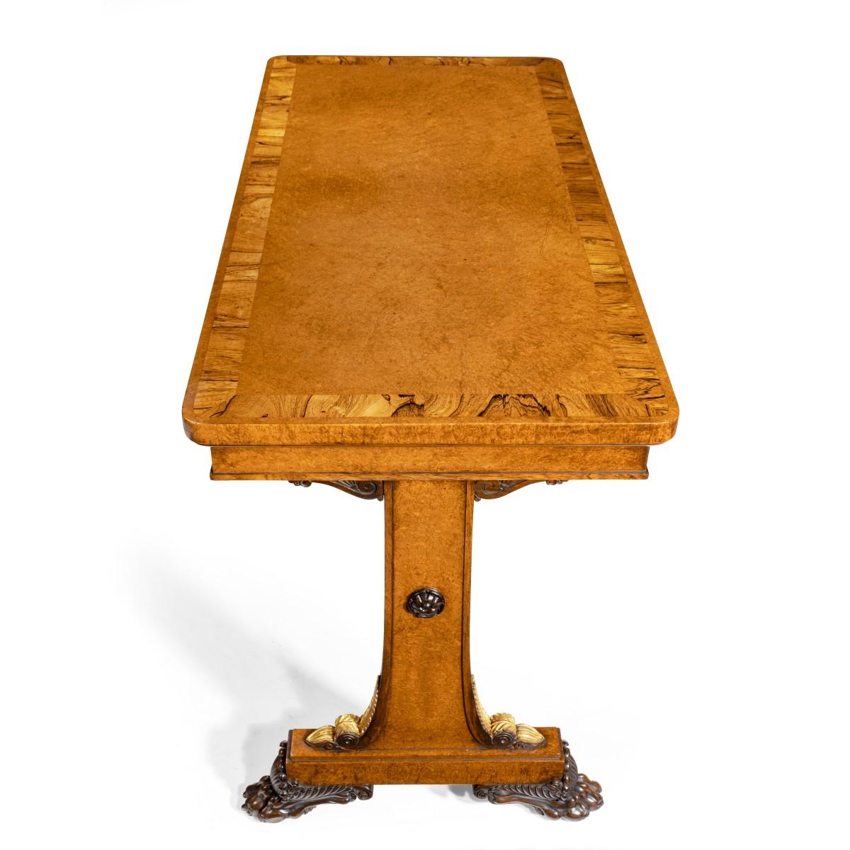 Anglais Table à écrire Amboyna George IV de qualité supérieure, attribuée à Morel et Seddon en vente