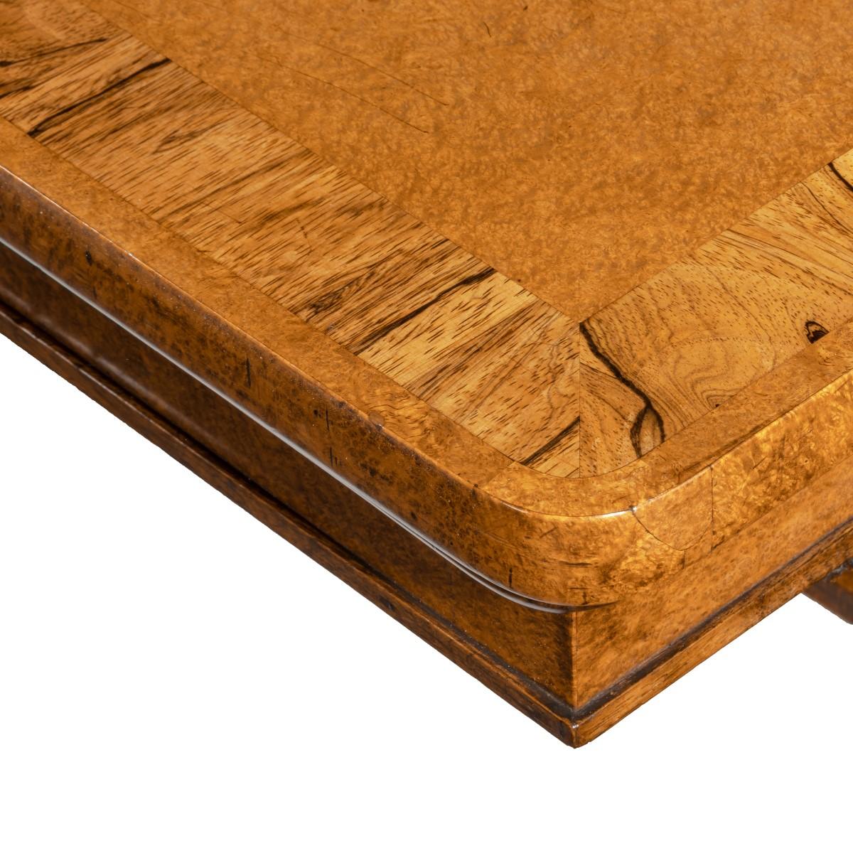 Table à écrire Amboyna George IV de qualité supérieure, attribuée à Morel et Seddon Bon état - En vente à Lymington, Hampshire