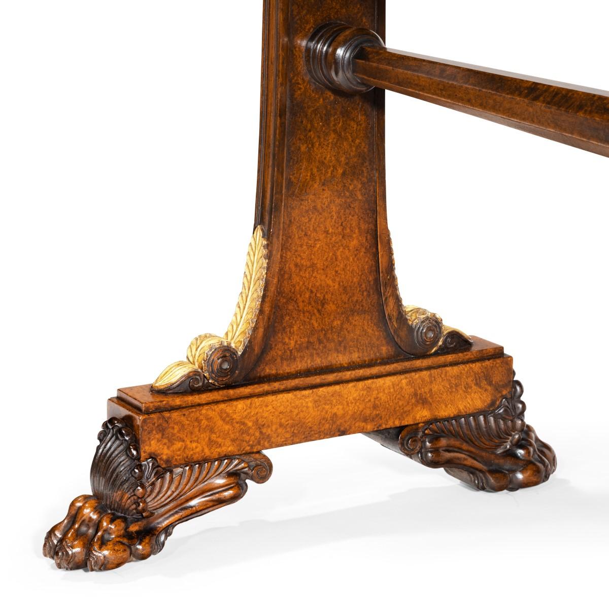 Bois de rose Table à écrire Amboyna George IV de qualité supérieure, attribuée à Morel et Seddon en vente