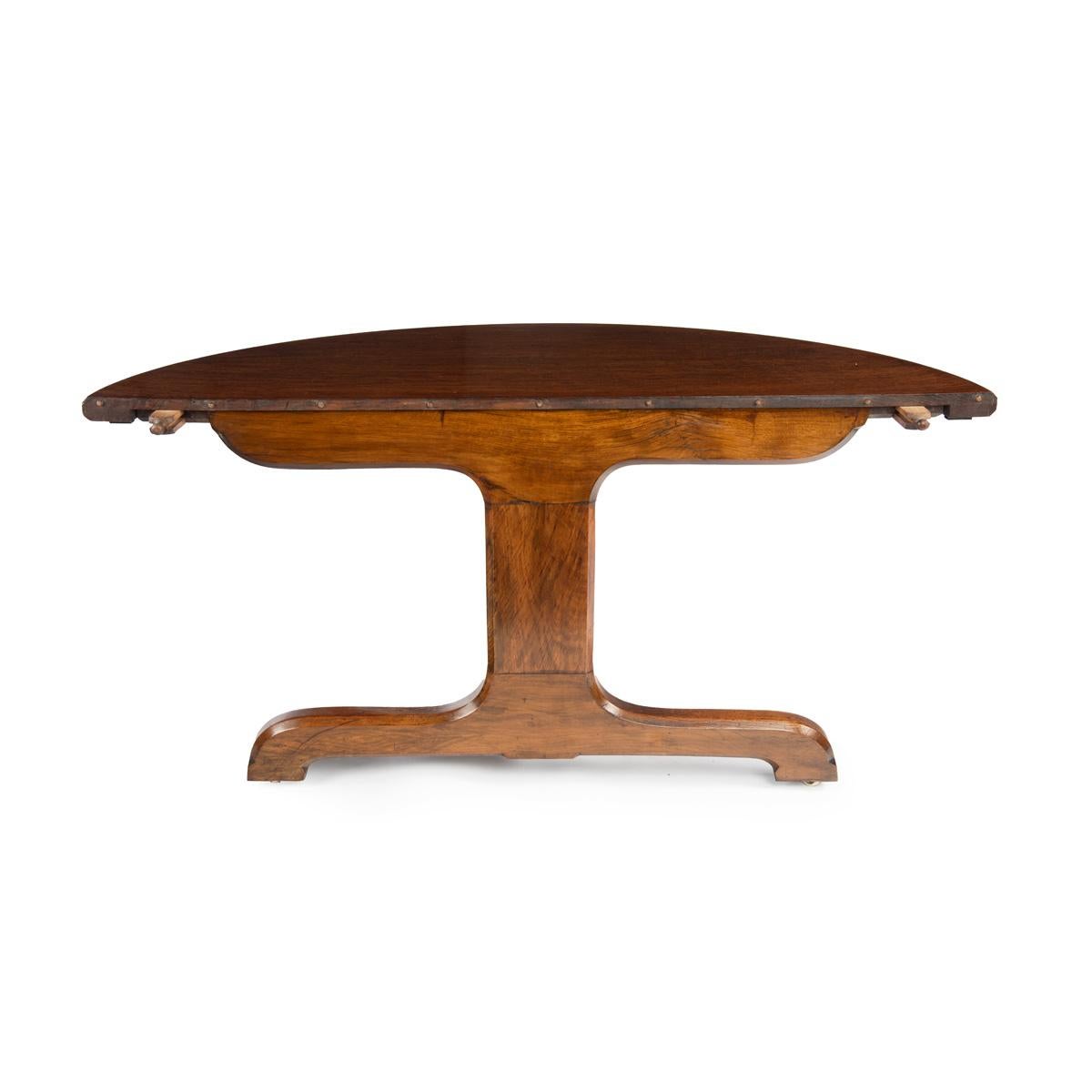 A Fine Quality and Large Four Pillar Brown Oak Extending Dining Table, c.1900 For Sale 1