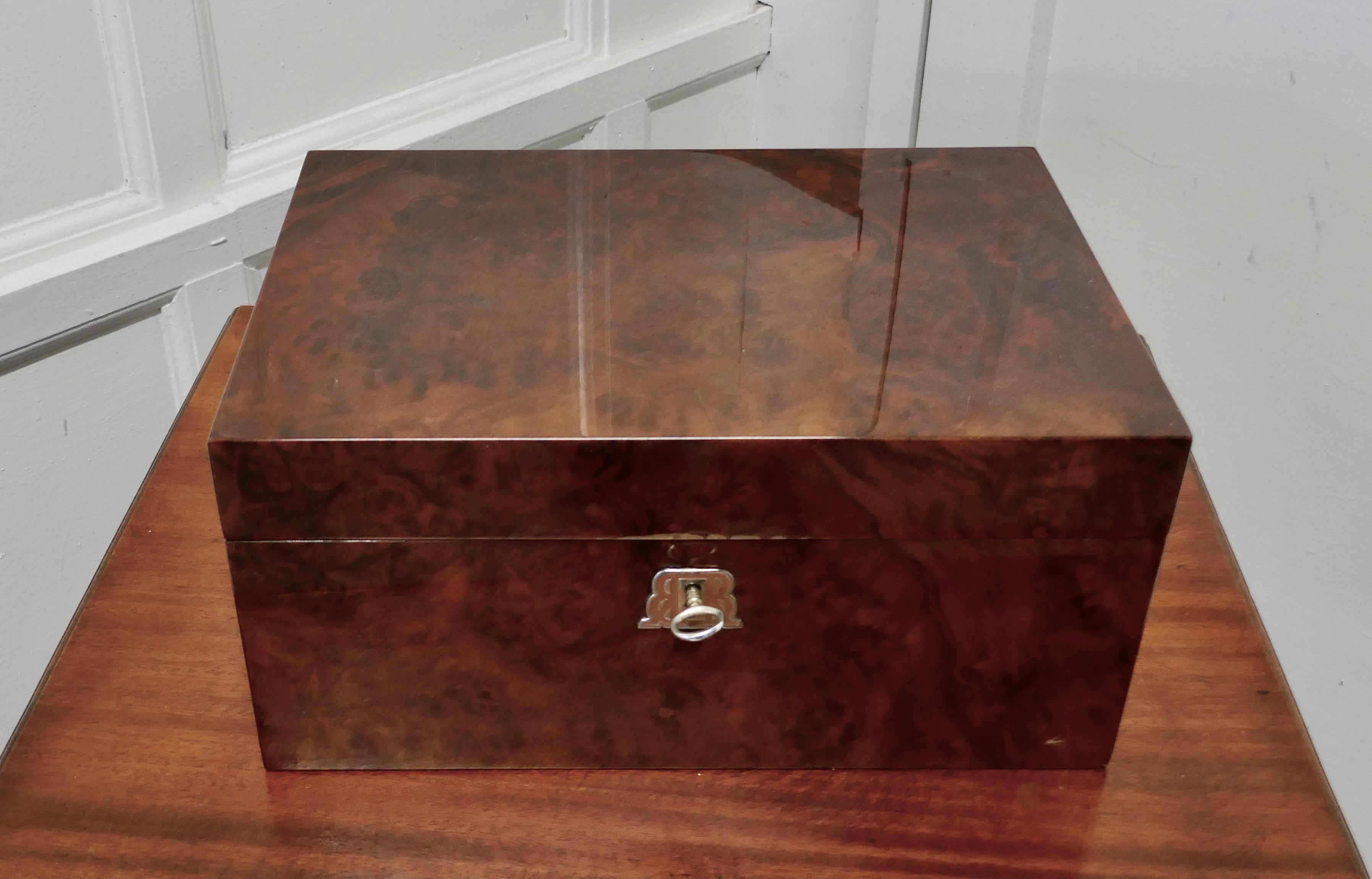 A fine quality burr walnut humidor made by Boisseliers du Rif 


Boisseliers du Rif are leaders in high end wood manufacturing, the name is synonymous with quality and high end finishing. 
This piece is a Humidor with removable tray made in the