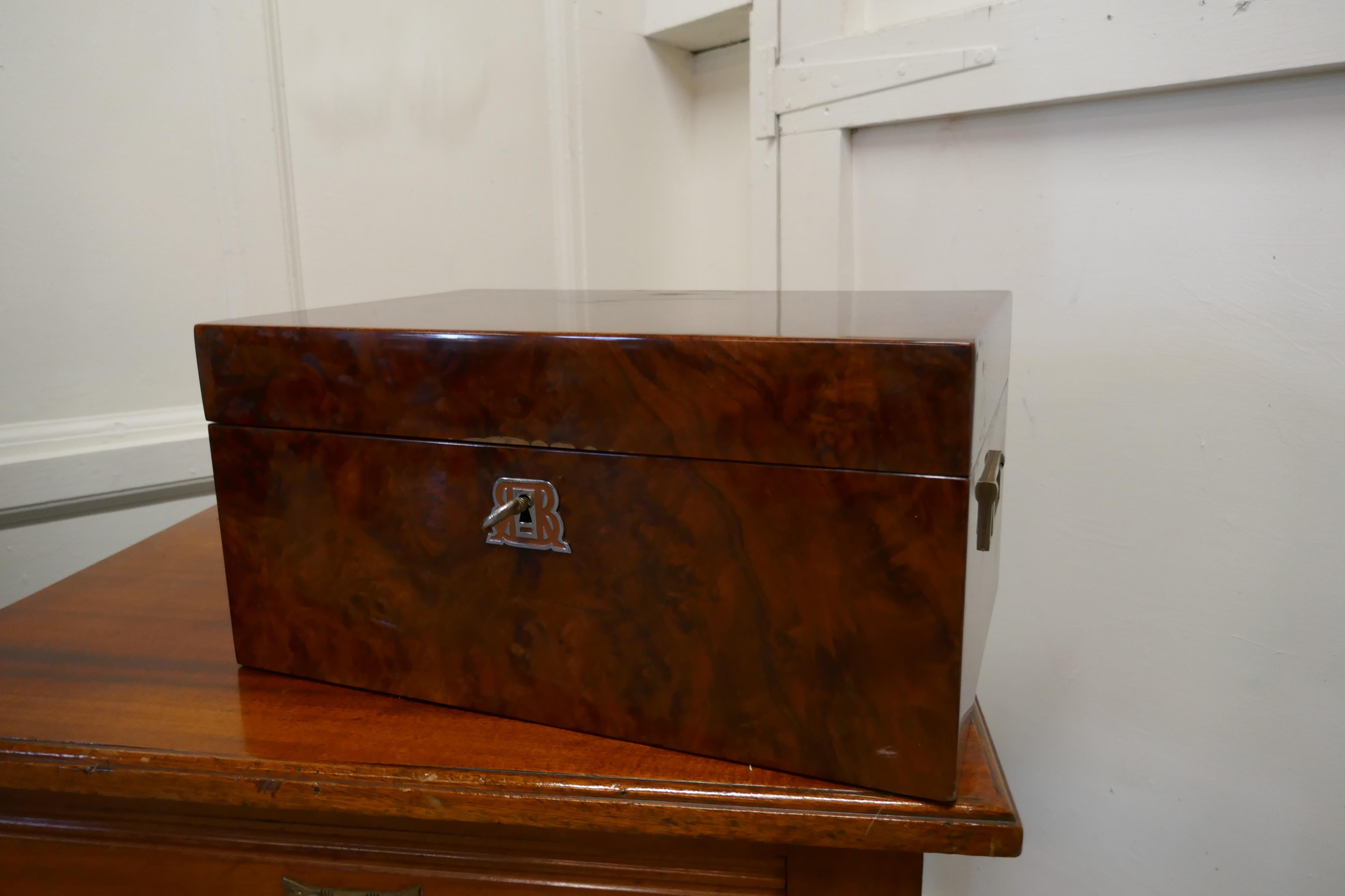 Fine Quality Burr Walnut Humidor made by Boisseliers du Rif In Good Condition In Chillerton, Isle of Wight