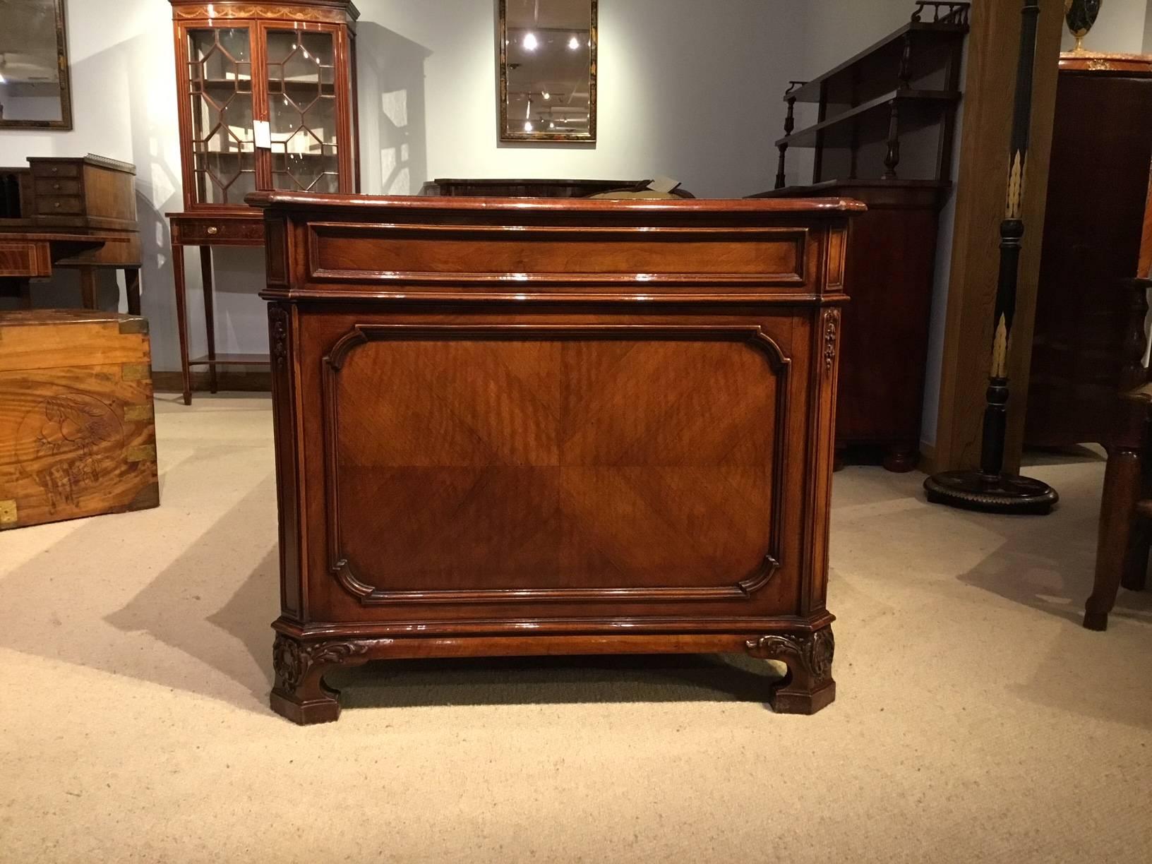 Fine Quality Figured Walnut Edwardian Period Pedestal Desk 6