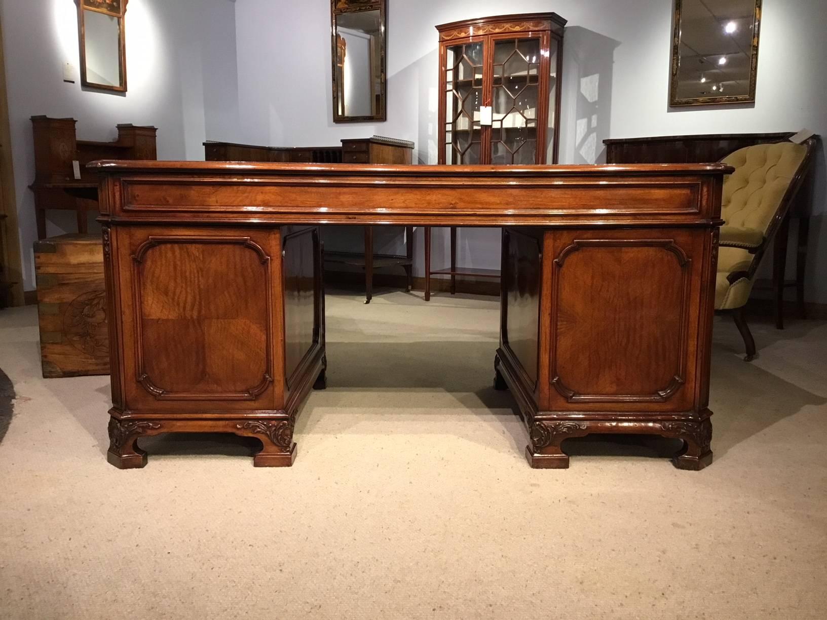 Fine Quality Figured Walnut Edwardian Period Pedestal Desk 7
